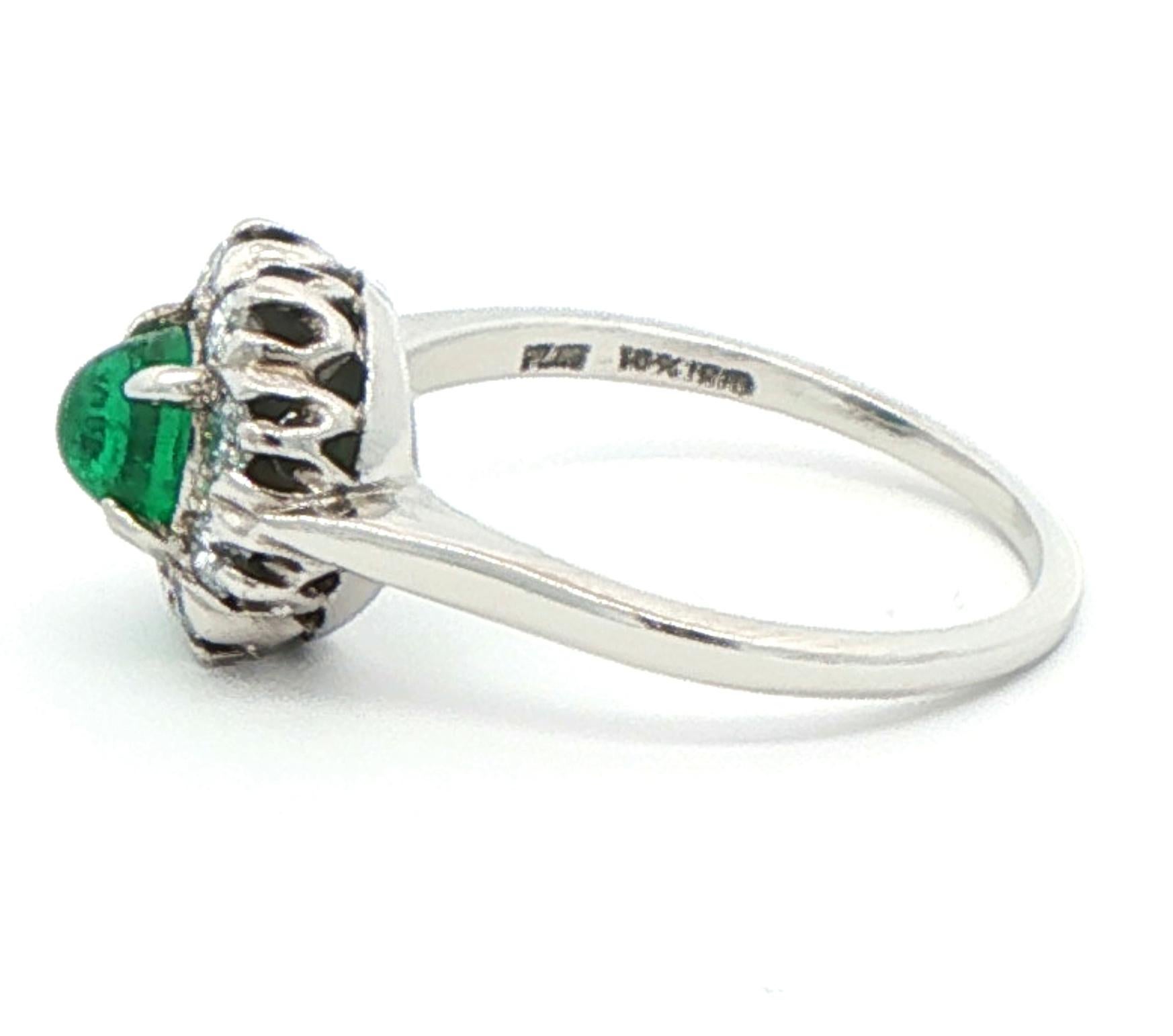 Cabochon Emerald Cluster Diamond Ring im Angebot 1