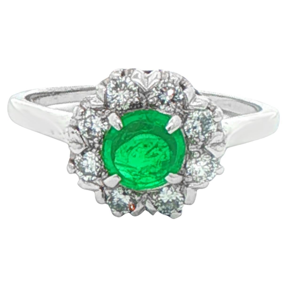 Cabochon Emerald Cluster Diamond Ring im Angebot