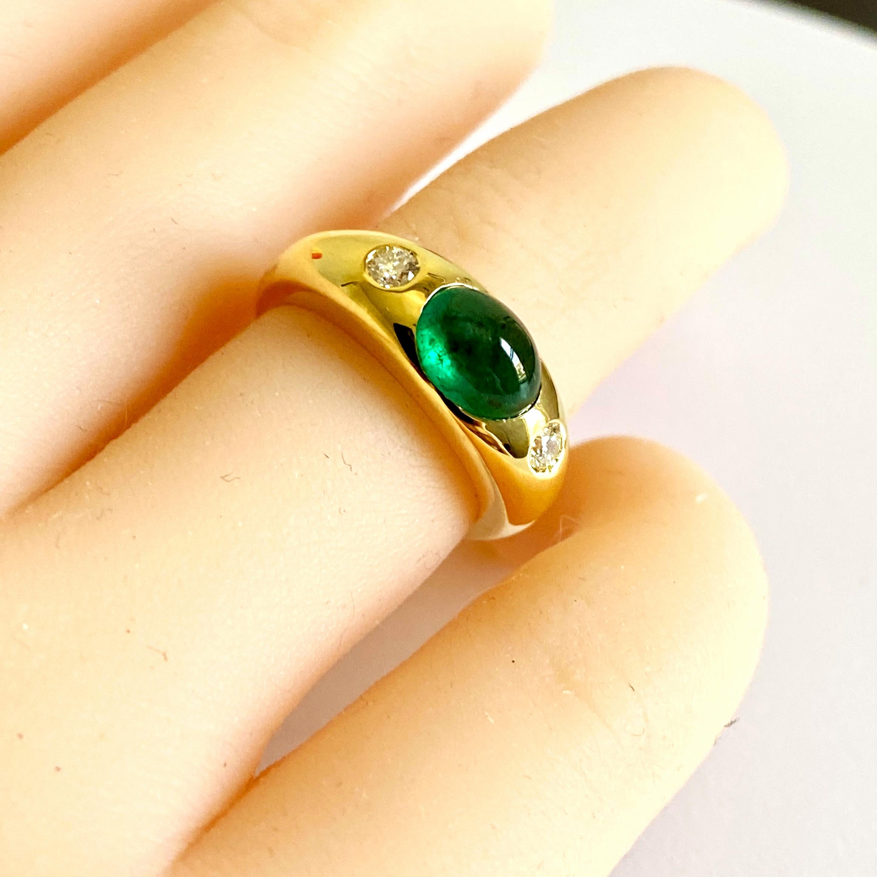 Cabochon Emerald Diamond 1.90 Carat 18 Karat Yellow Gold 3 Stone Ring Size 6  In New Condition For Sale In New York, NY