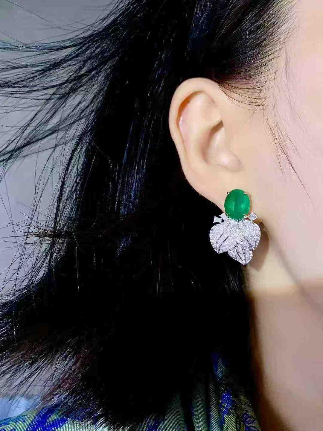 Moderno Orecchini con smeraldo cabochon e diamanti - Oro bianco 18K in vendita