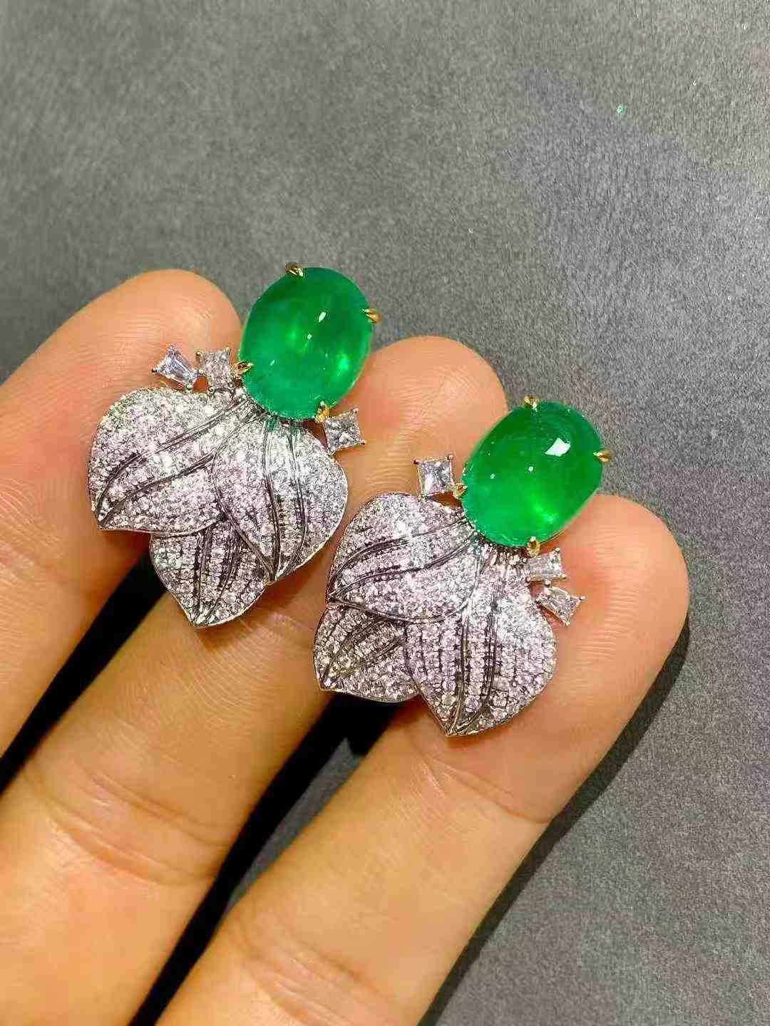 Cabochon Orecchini con smeraldo cabochon e diamanti - Oro bianco 18K in vendita