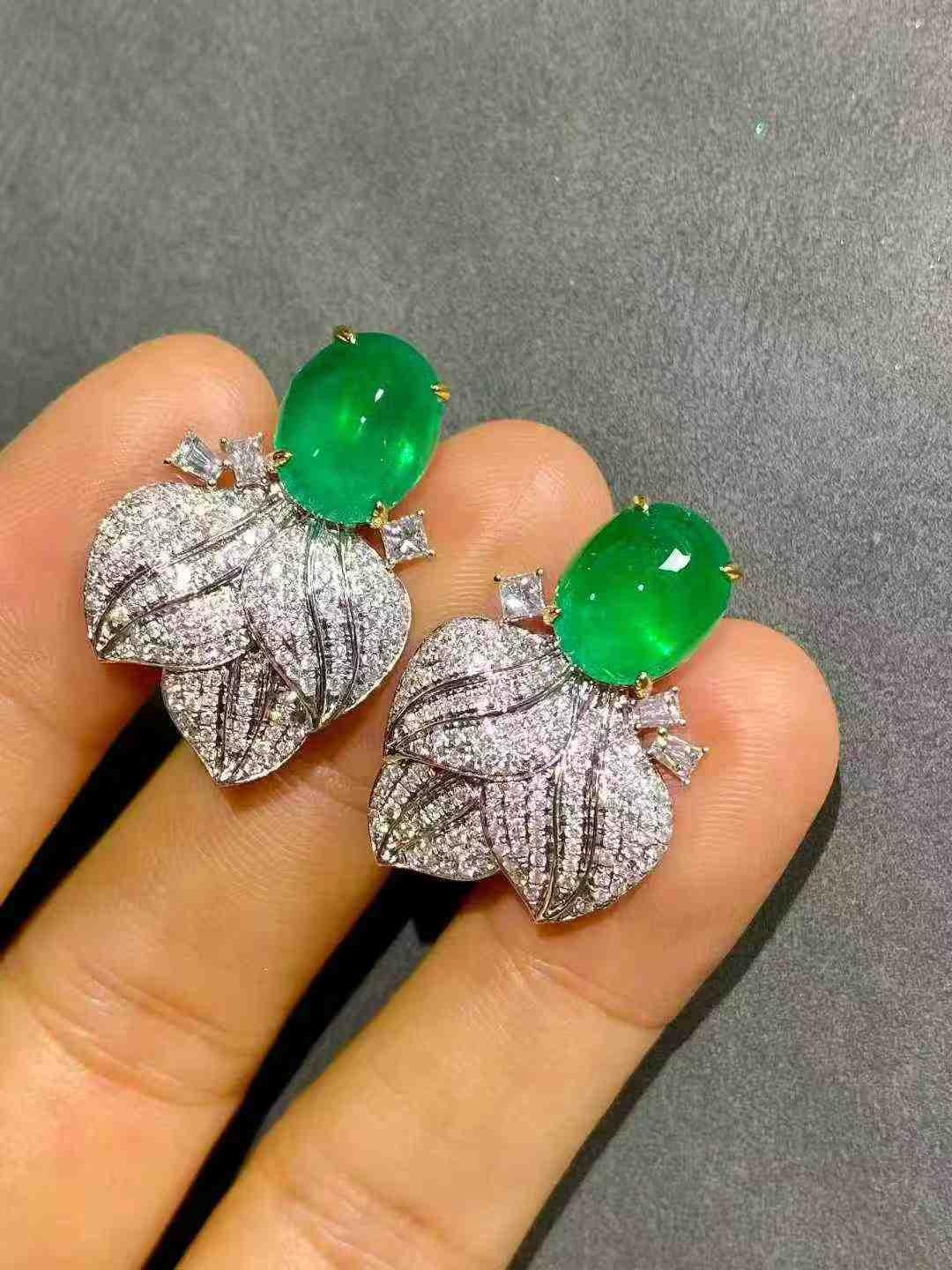 Orecchini con smeraldo cabochon e diamanti - Oro bianco 18K in vendita 1