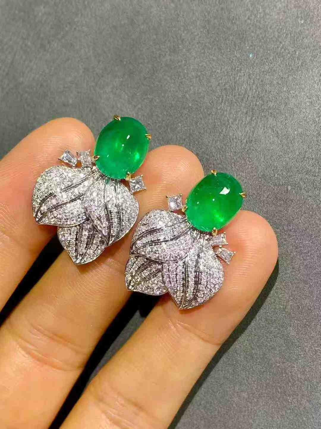 Orecchini con smeraldo cabochon e diamanti - Oro bianco 18K in vendita 2