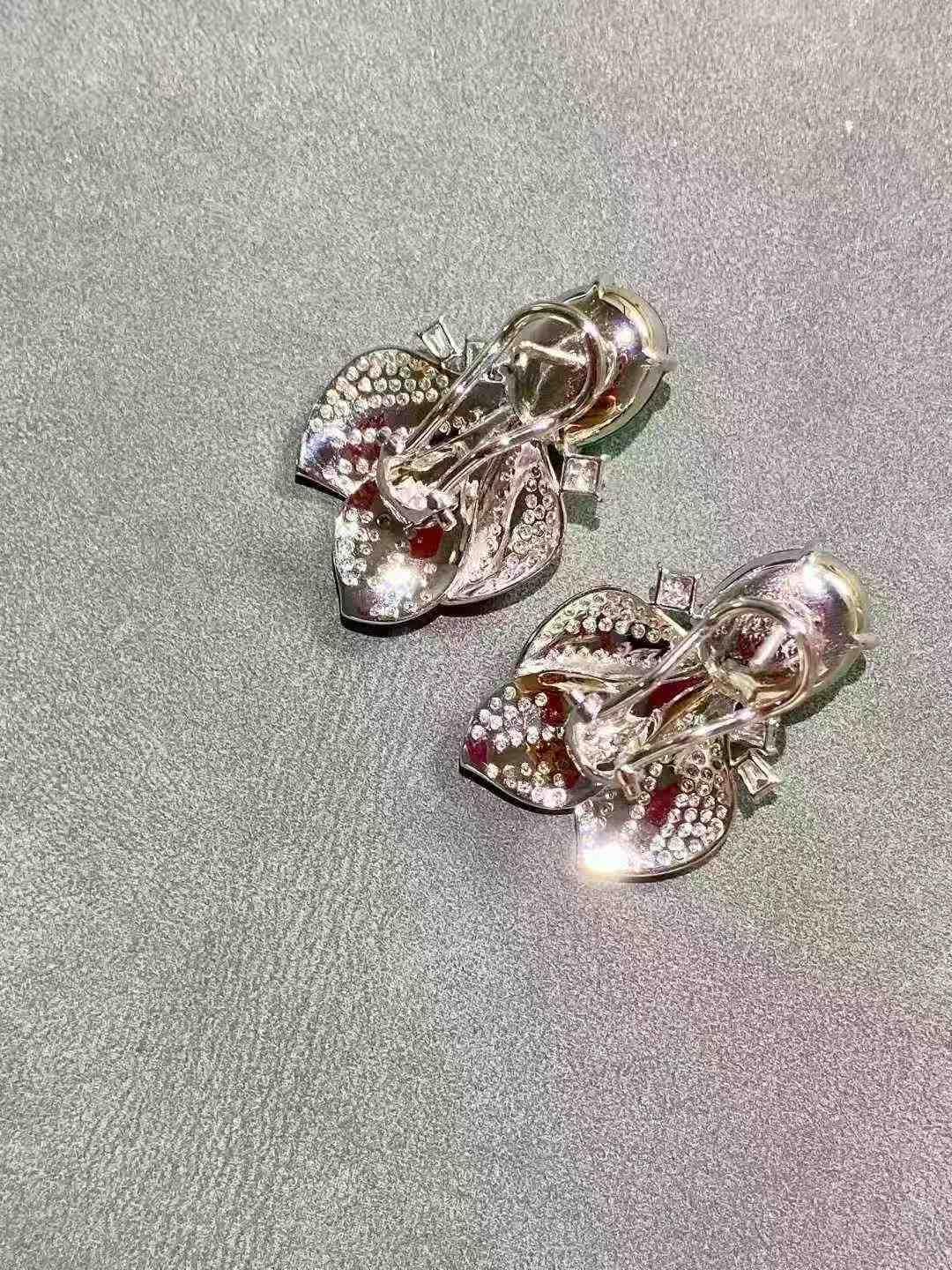 Orecchini con smeraldo cabochon e diamanti - Oro bianco 18K in vendita 3