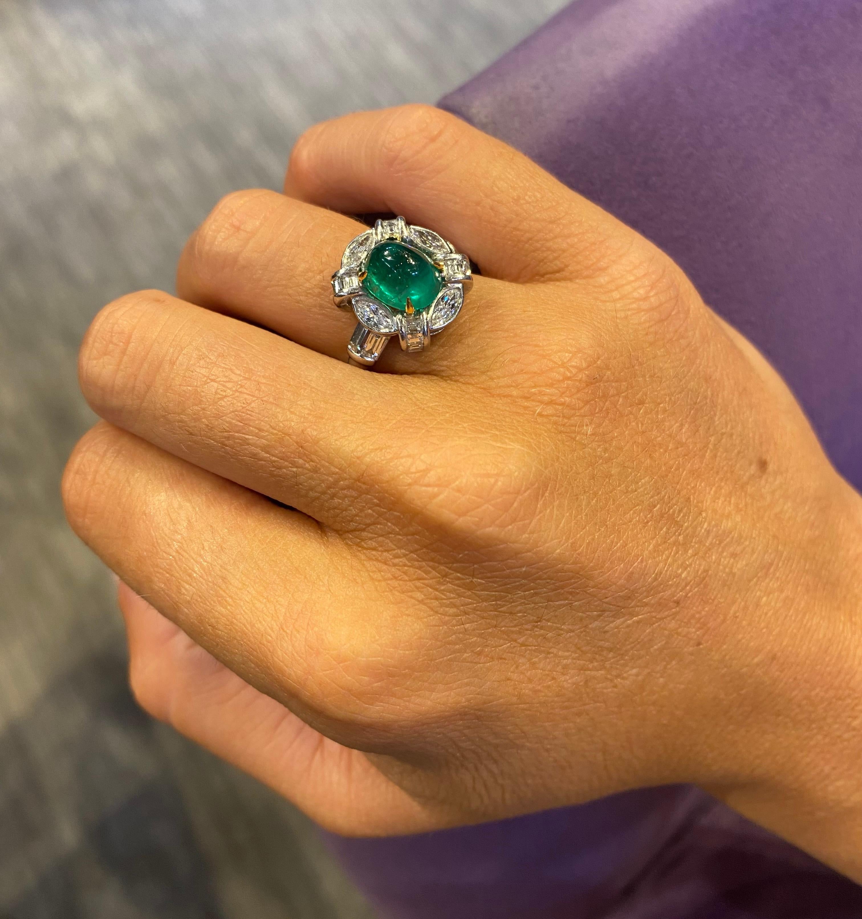Cabochon Emerald & Diamond Ring In Excellent Condition For Sale In New York, NY