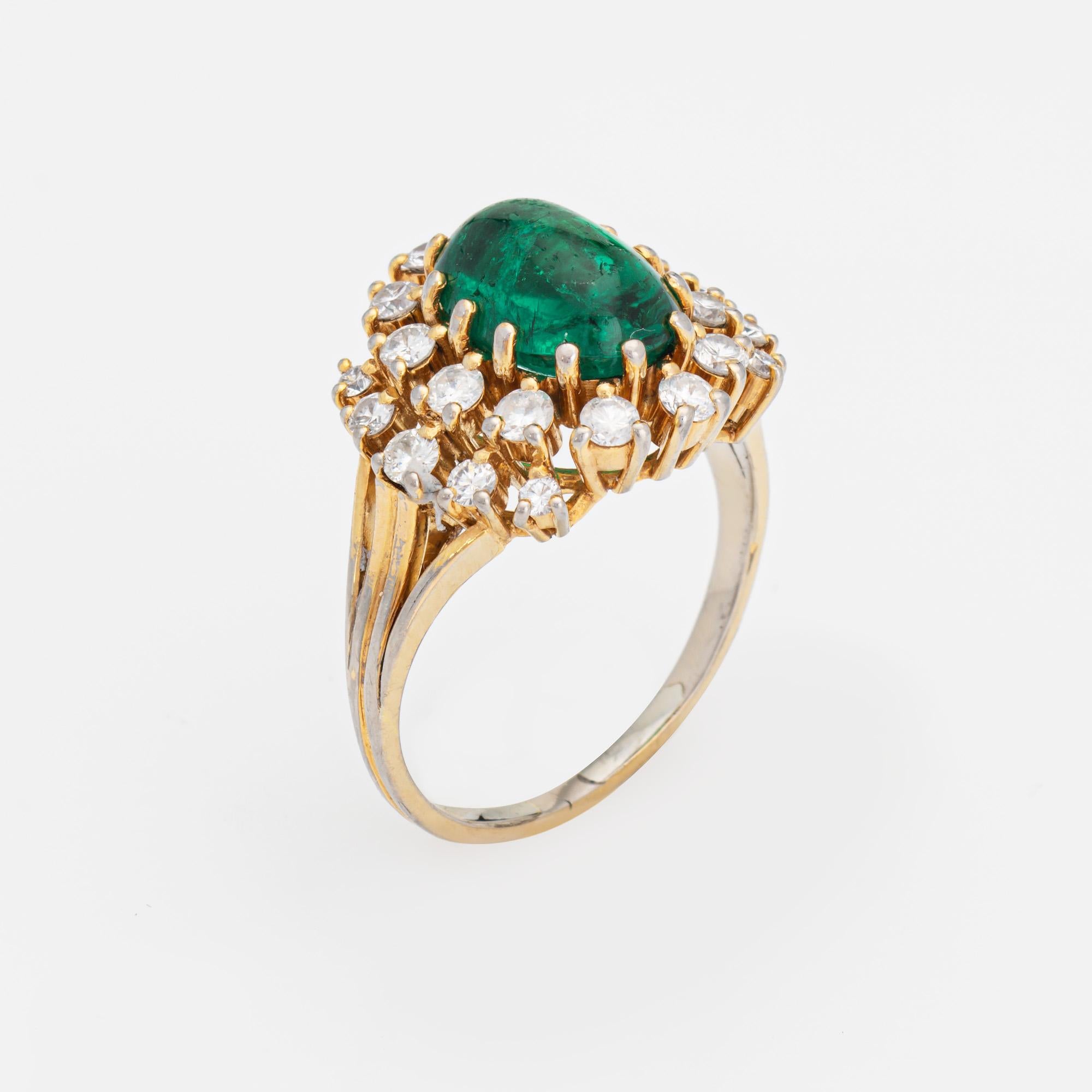 Elegante anillo de esmeraldas y diamantes finamente detallado, elaborado en oro amarillo de 18 quilates (entre los años 1970 y 1980).

La esmeralda engastada en el centro mide 10 mm x 6,5 mm. Los diamantes tienen un total estimado de 0,40 quilates