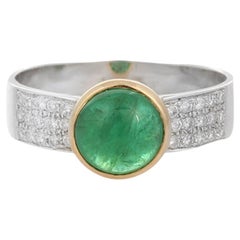 Anello di fidanzamento con smeraldo cabochon e diamanti in oro bianco/giallo 18 carati