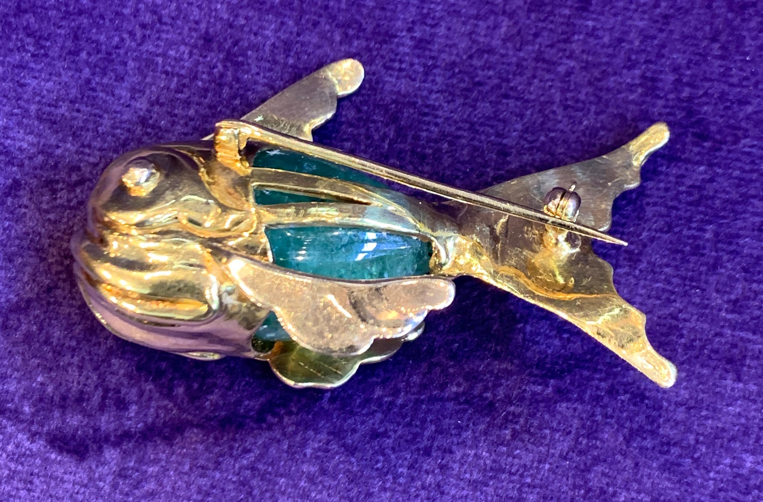 Donna Ciondolo con spilla a forma di pesce smeraldo cabochon in vendita
