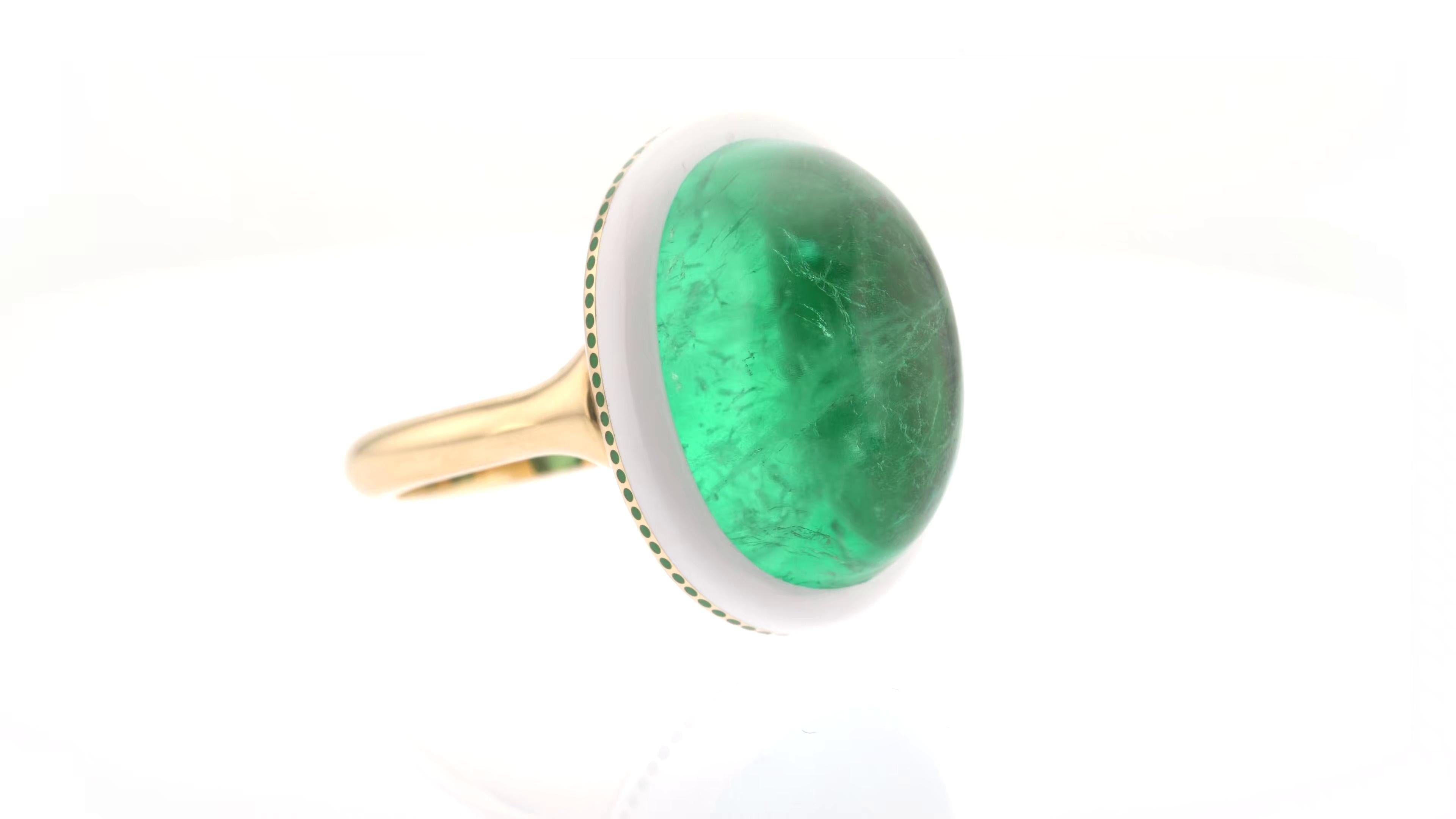 Women's or Men's Spectacular 17 Carats Cabochon Emerald Ring in Yellow Gold with Ceramic Detail For Sale
