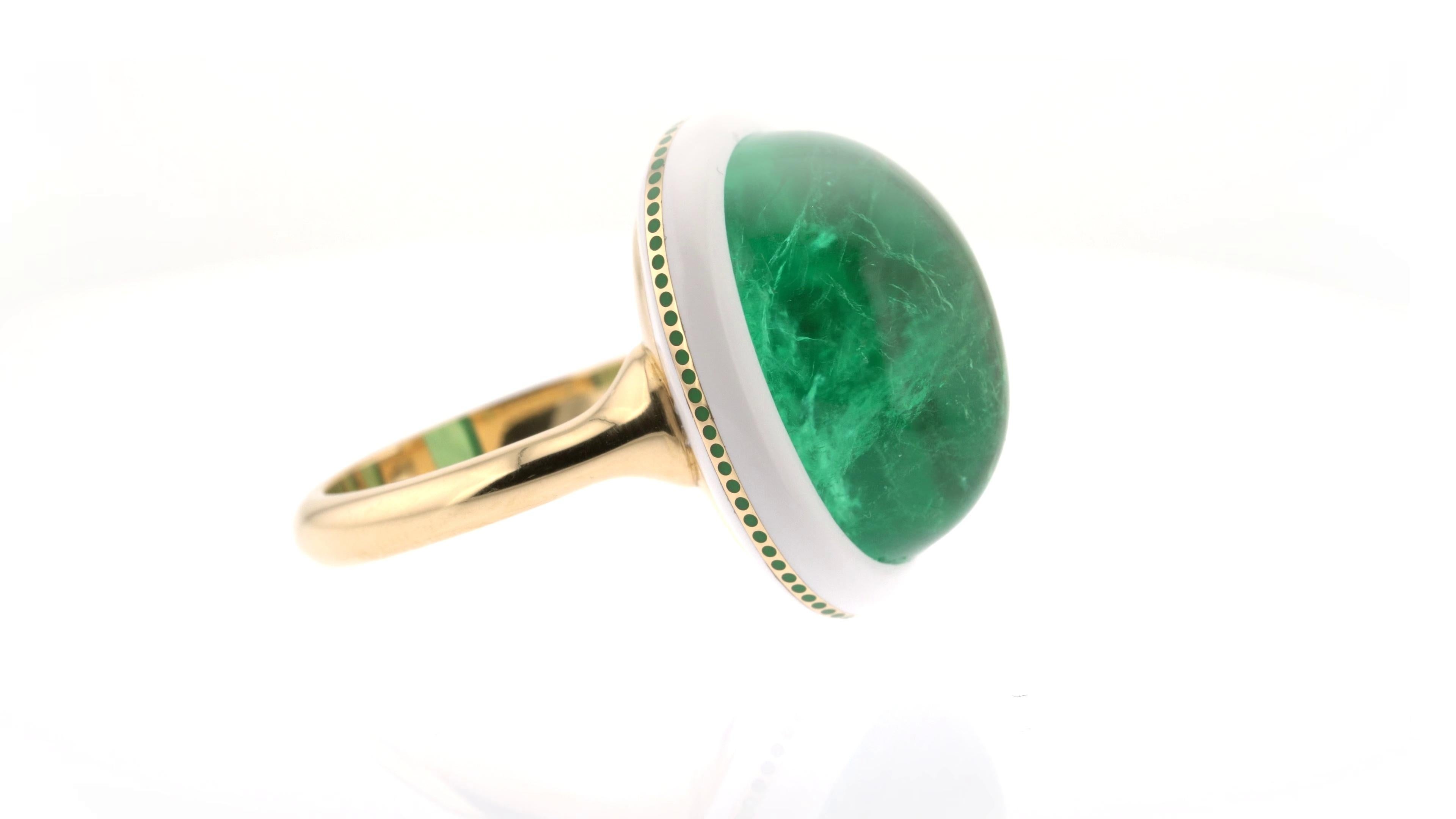 Spectacular 17 Carats Cabochon Emerald Ring in Yellow Gold with Ceramic Detail For Sale 1