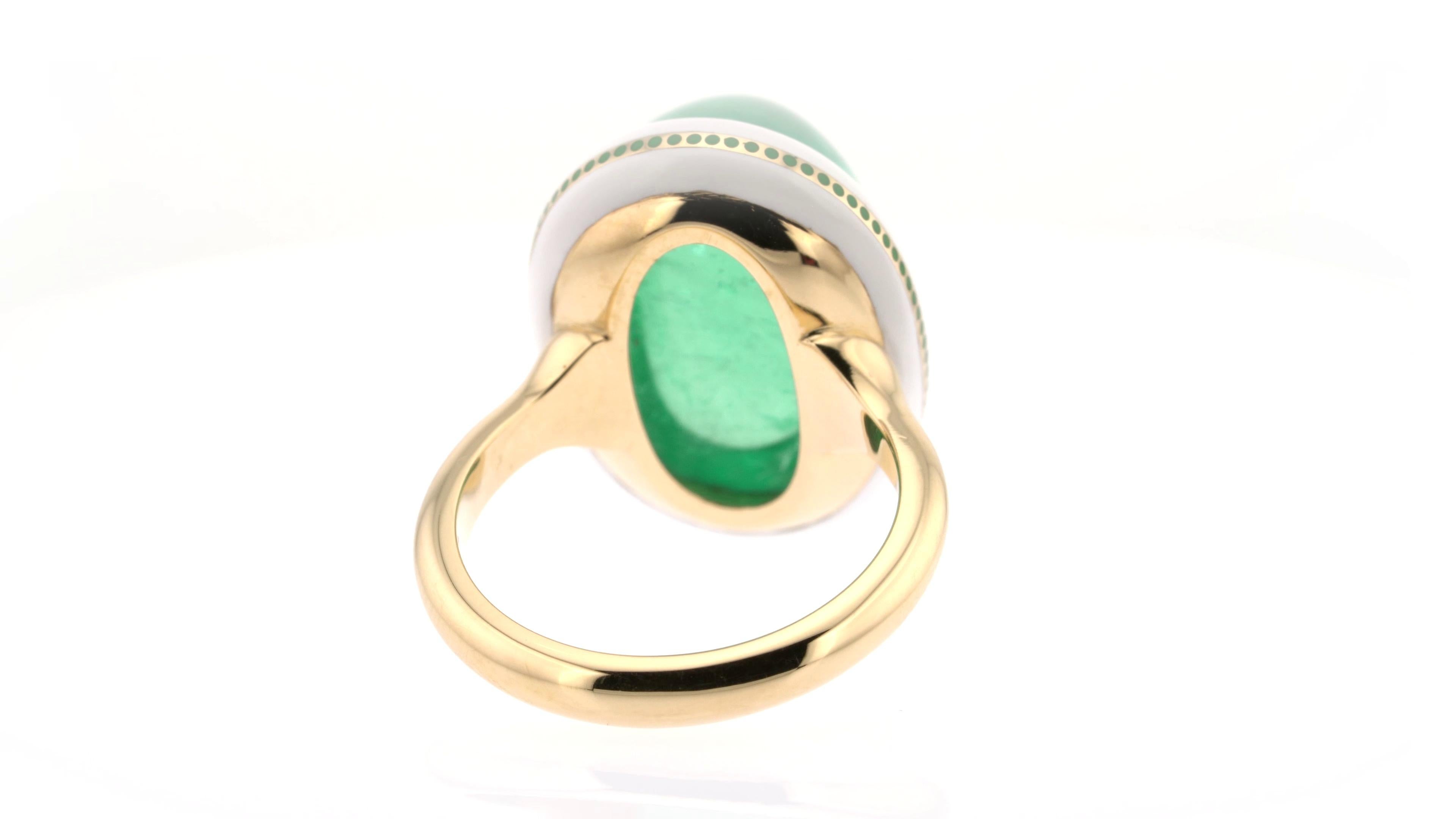 Spectacular 17 Carats Cabochon Emerald Ring in Yellow Gold with Ceramic Detail For Sale 2