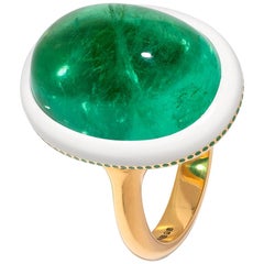 Spectacular 17 Carats Cabochon Emerald Ring in Yellow Gold with Ceramic Detail