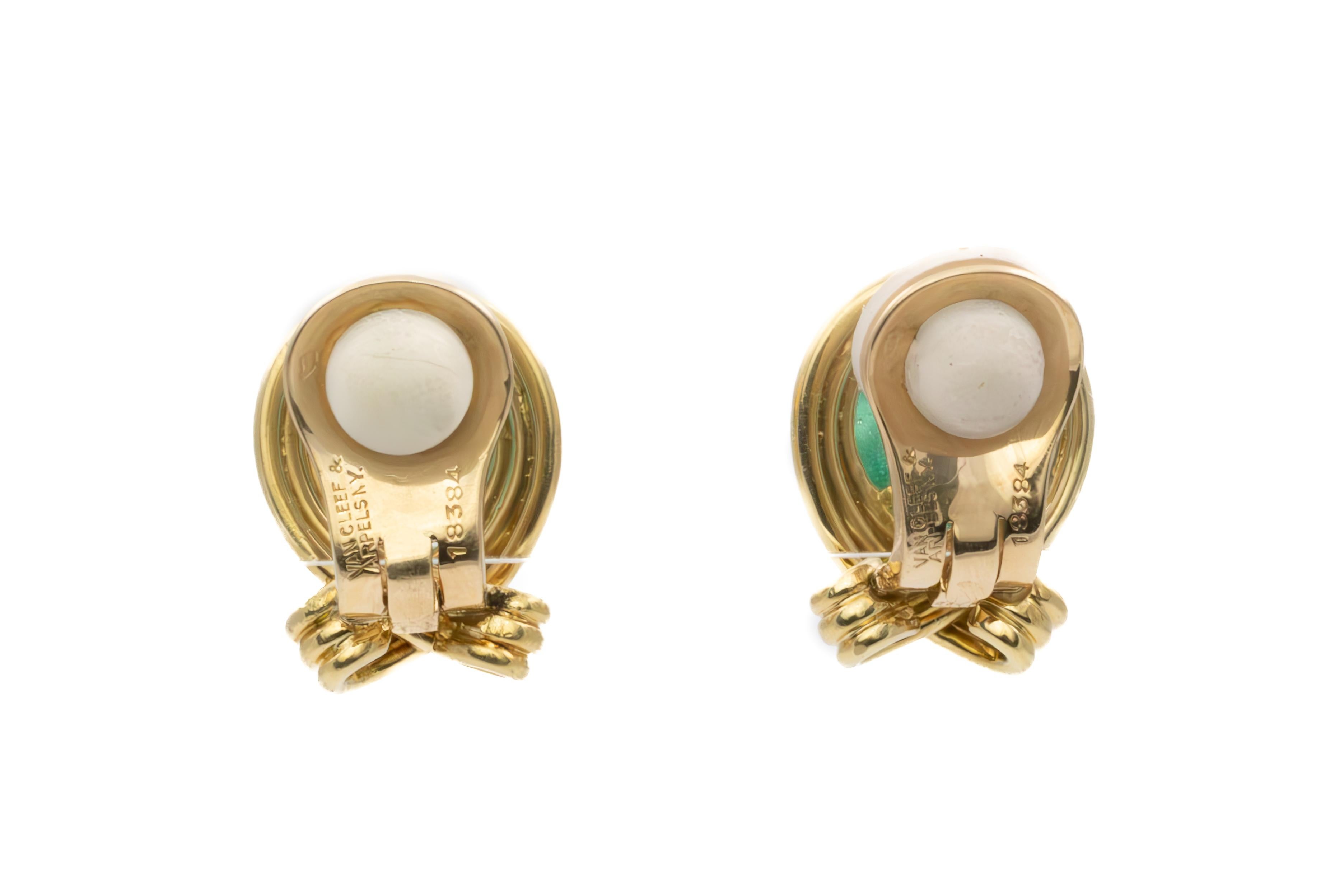 Ohrringe mit Smaragd und Rubin im Cabochon-Schliff von Van Cleef & Arpels (Retro)