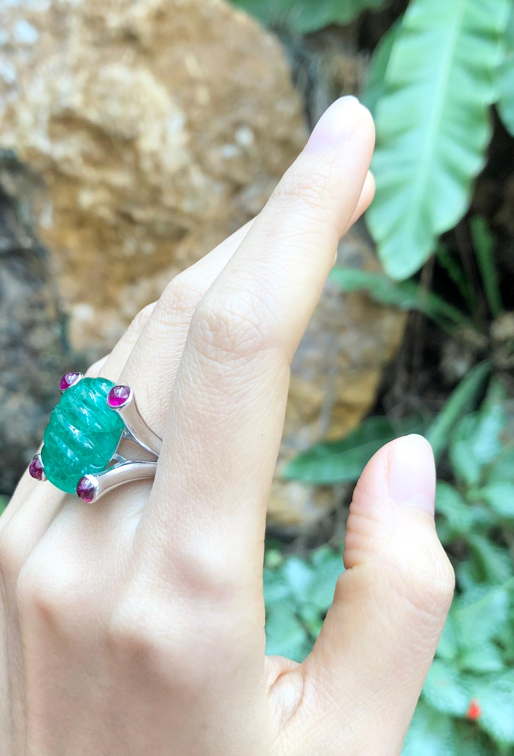 Cabochon Emerald with Cabochon Ruby Ring Set in 18 Karat White Gold Settings In New Condition For Sale In Bangkok, TH