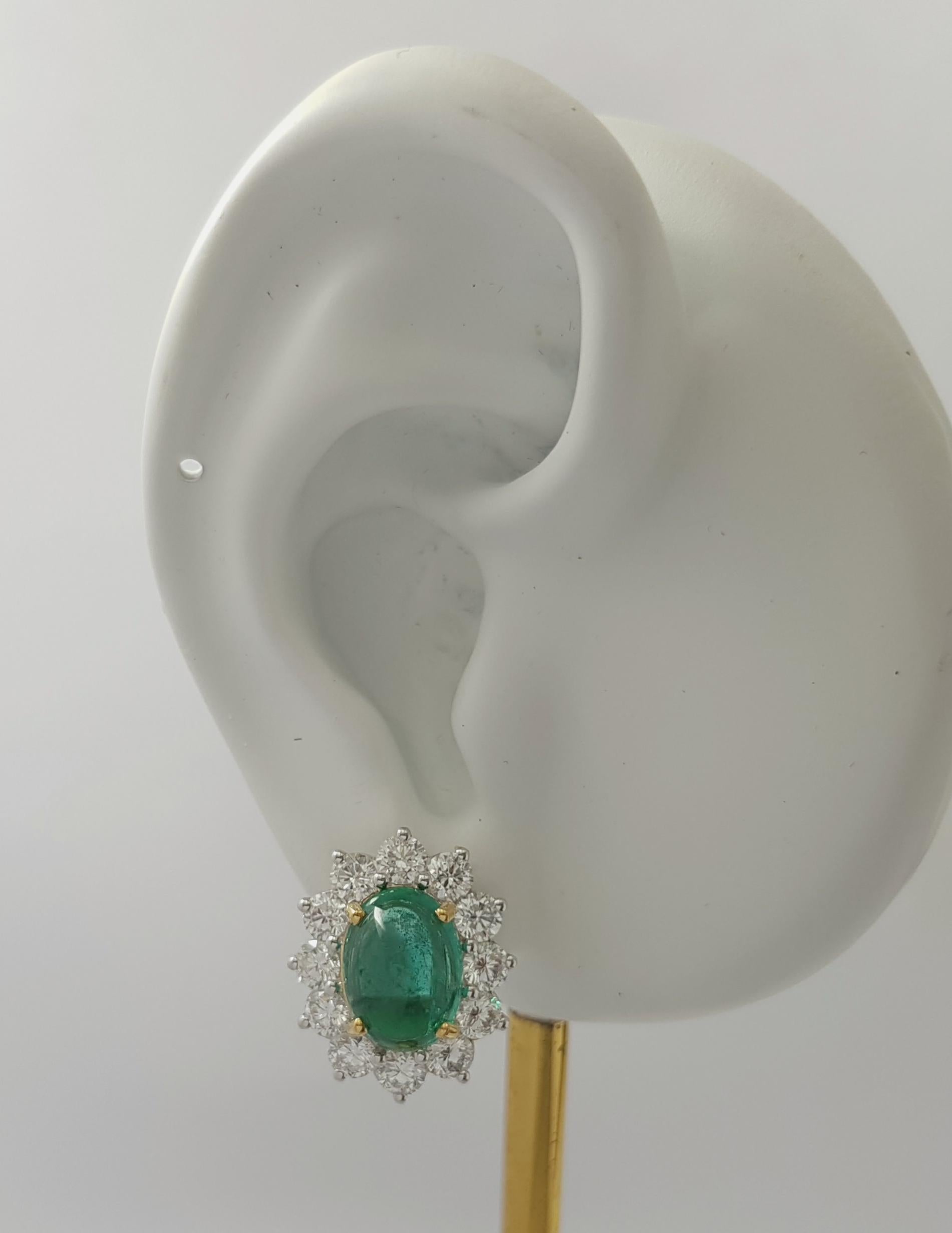 Smeraldo cabochon di 5,61 carati e diamante di 3,18 carati Orecchini con montatura in oro giallo/bianco 18 carati

Larghezza: 1.5 cm 
Lunghezza: 1.8 cm
Peso totale: 11.26 grammi

