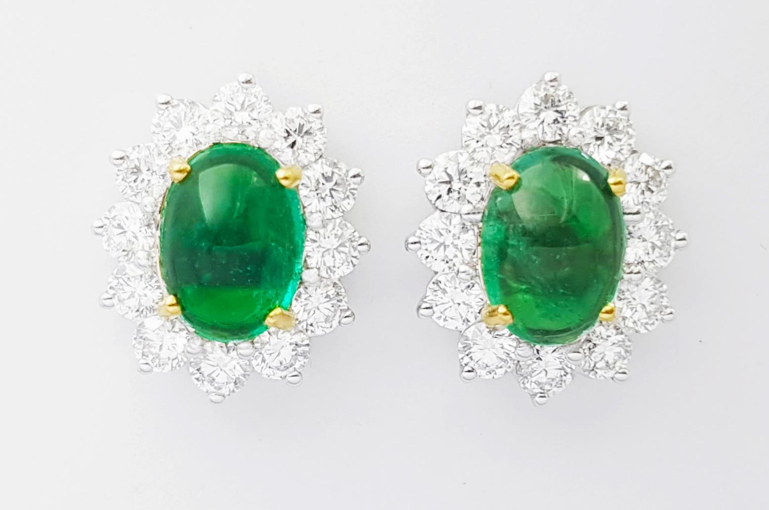 Contemporaneo Orecchini con smeraldo cabochon e diamanti in oro giallo/bianco 18K in vendita