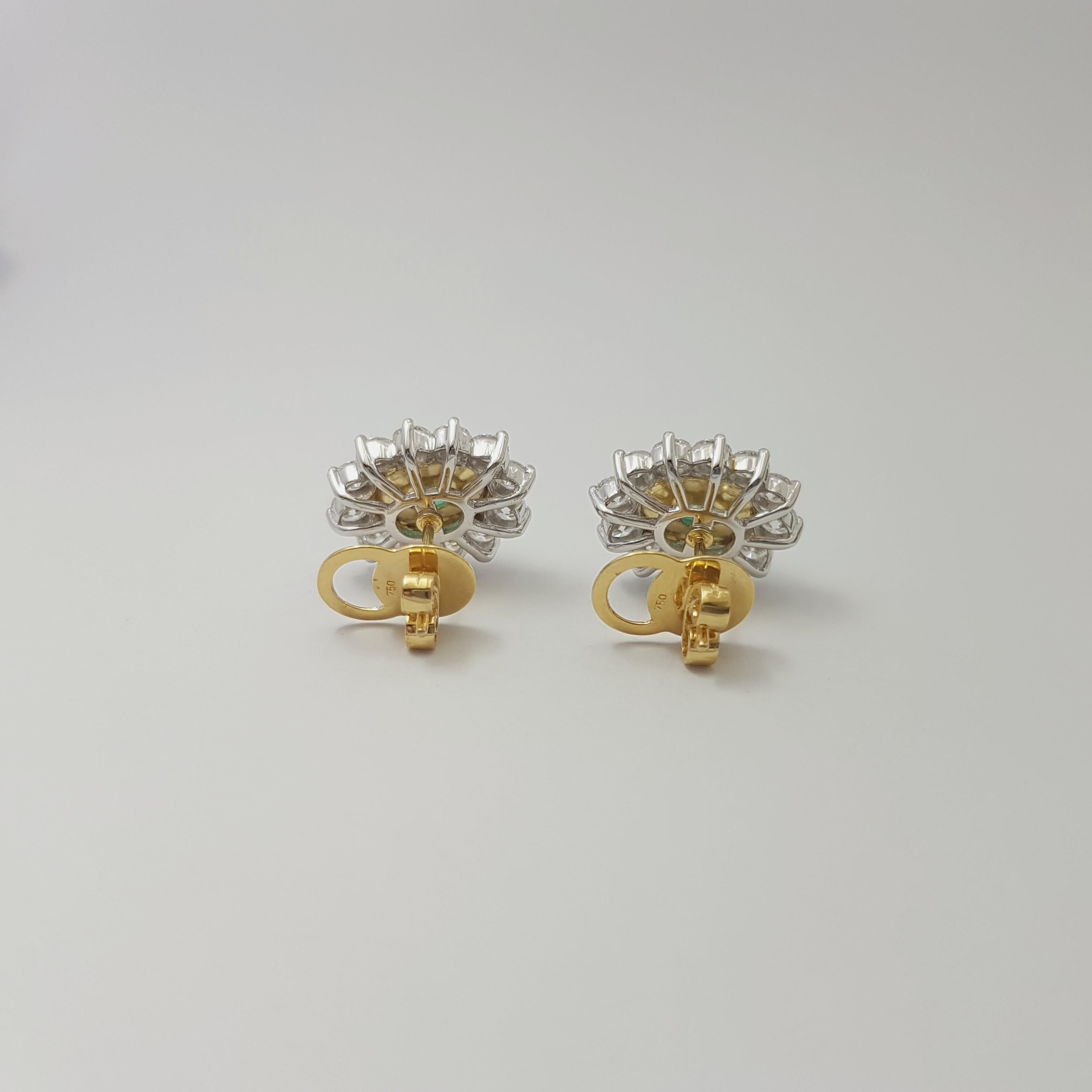 Donna Orecchini con smeraldo cabochon e diamanti in oro giallo/bianco 18K in vendita