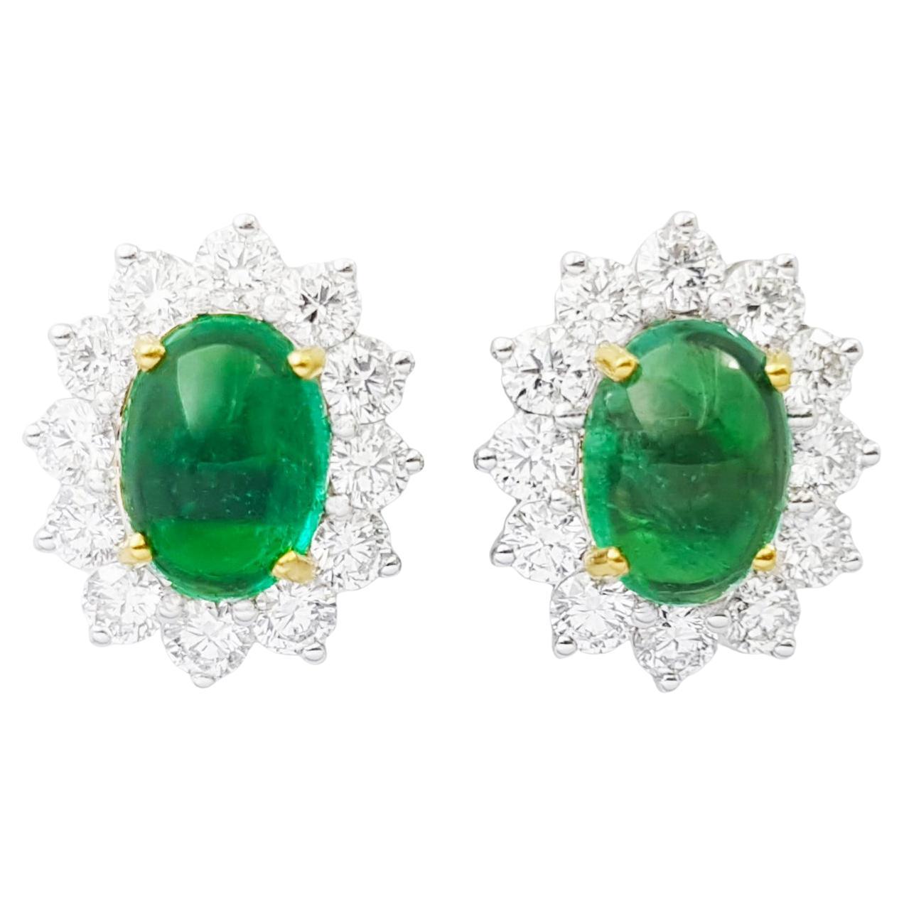 Orecchini con smeraldo cabochon e diamanti in oro giallo/bianco 18K in vendita