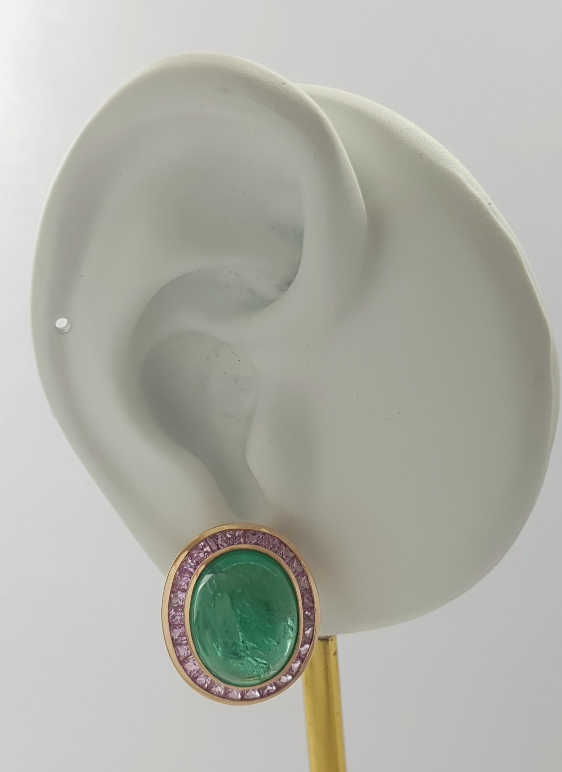 Smeraldo cabochon di 15,92 carati e zaffiro rosa di 1,56 carati Orecchini con montatura in oro rosa 18 carati

Larghezza: 1.6 cm 
Lunghezza: 1.9 cm
Peso totale: 12,33 grammi


