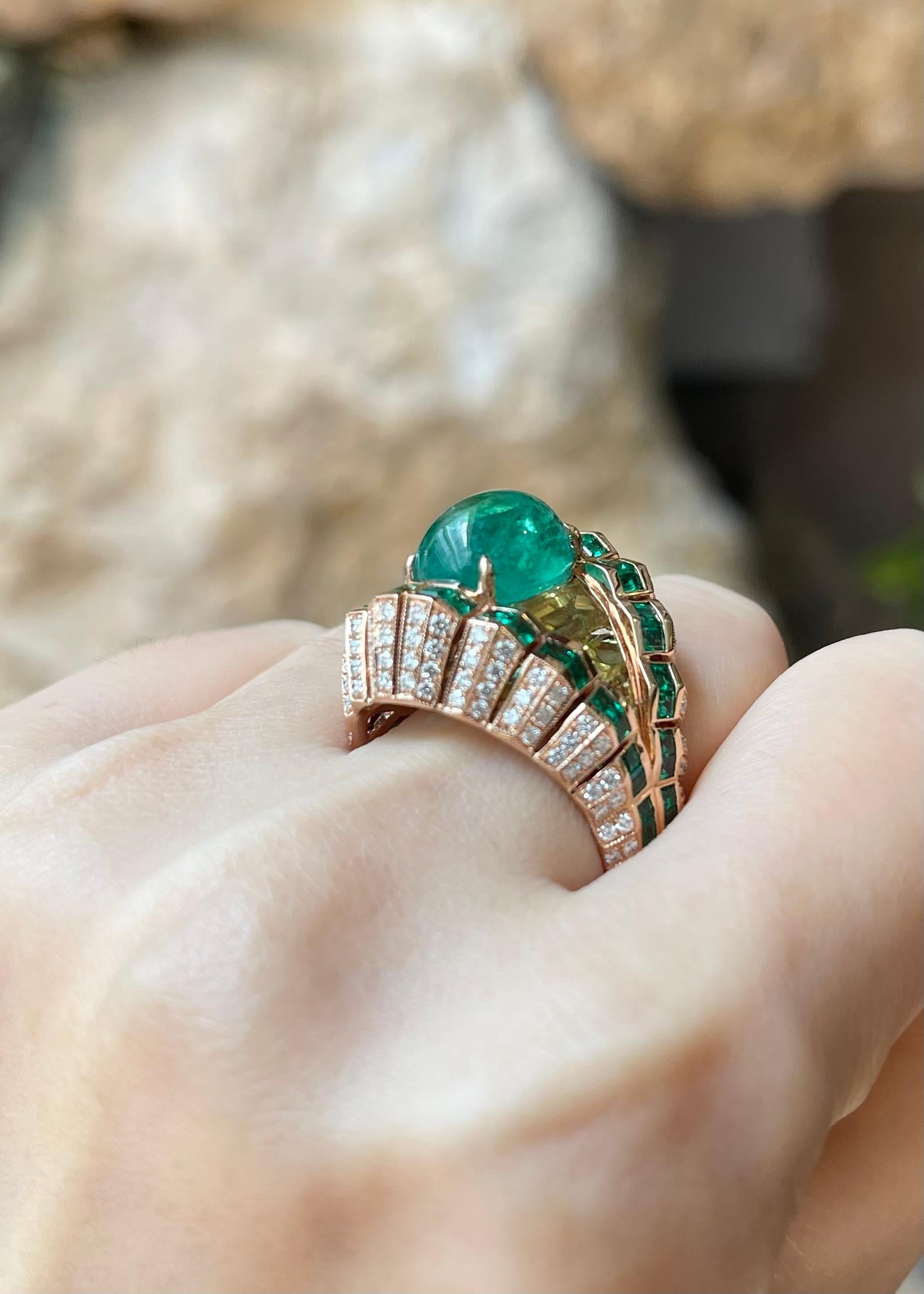 Cabochon Emerald, Yellow Sapphire and Diamond Ring set in 18K Rose Gold Settings im Angebot 1
