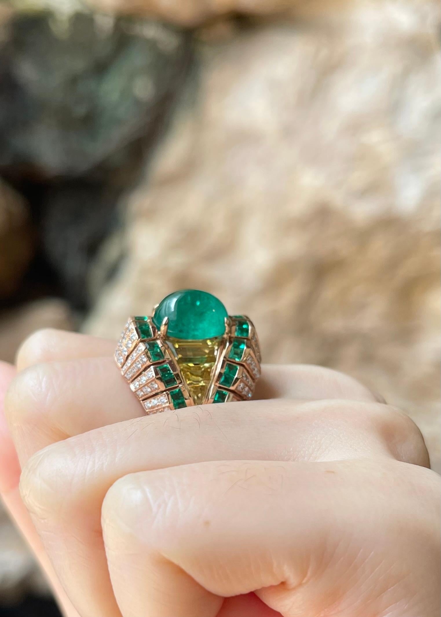 Cabochon Emerald, Yellow Sapphire and Diamond Ring set in 18K Rose Gold Settings im Angebot 2
