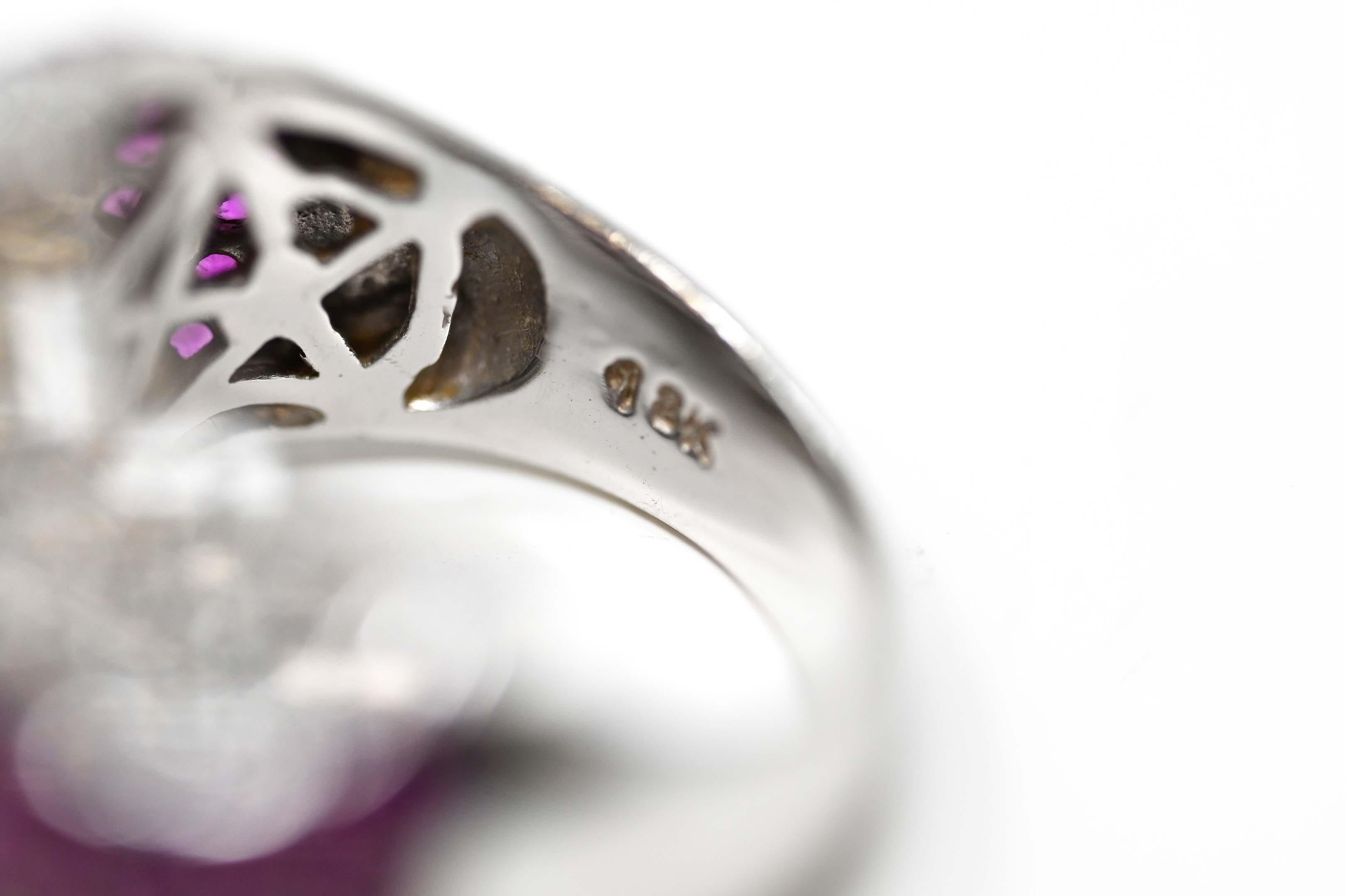 Taglio brillante Anello da donna in oro bianco 18 carati con cabochon e pavé floreale in vendita