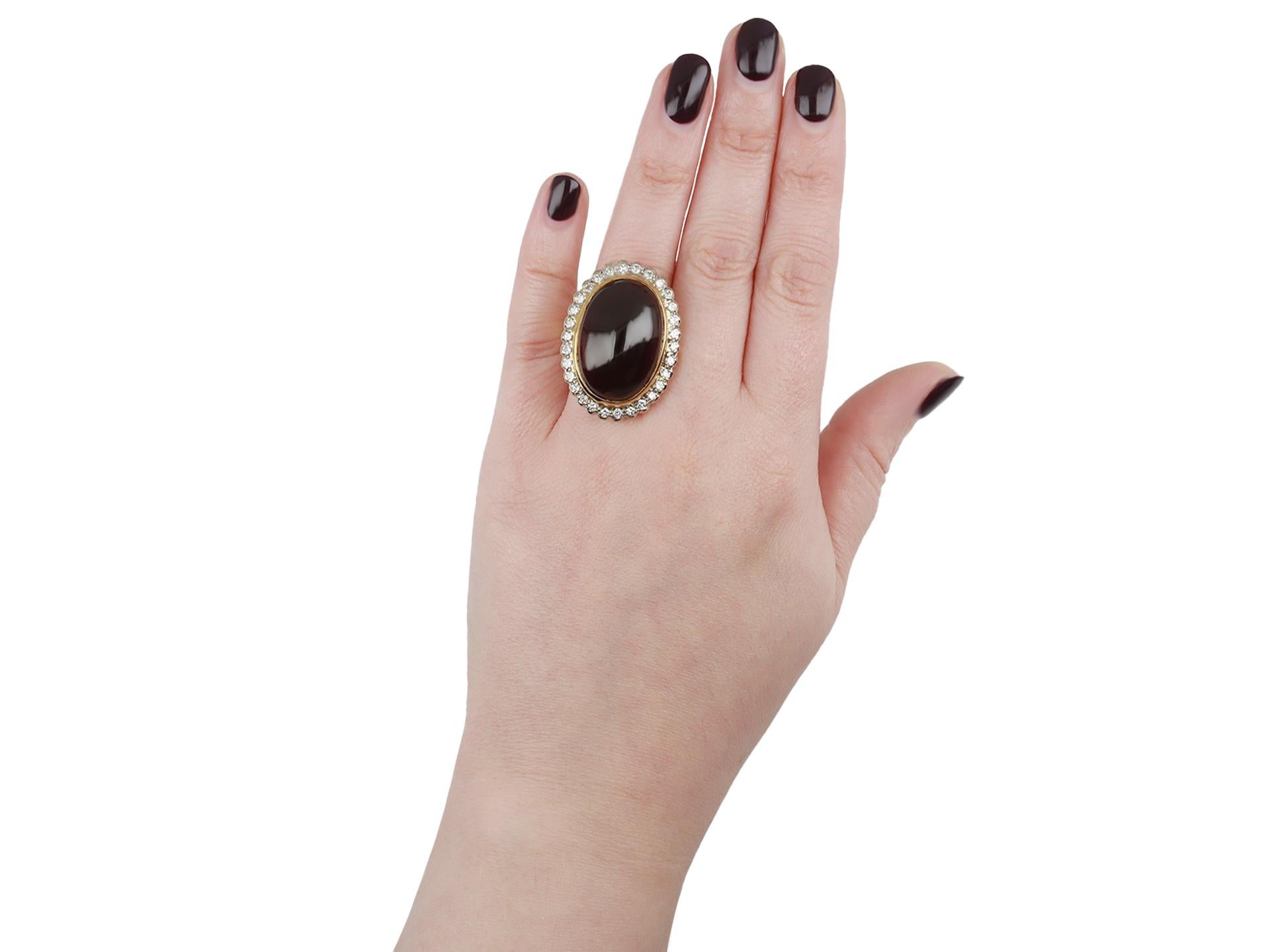 Ring mit Cabochon-Granat und Diamantkrone, um 1960. 1