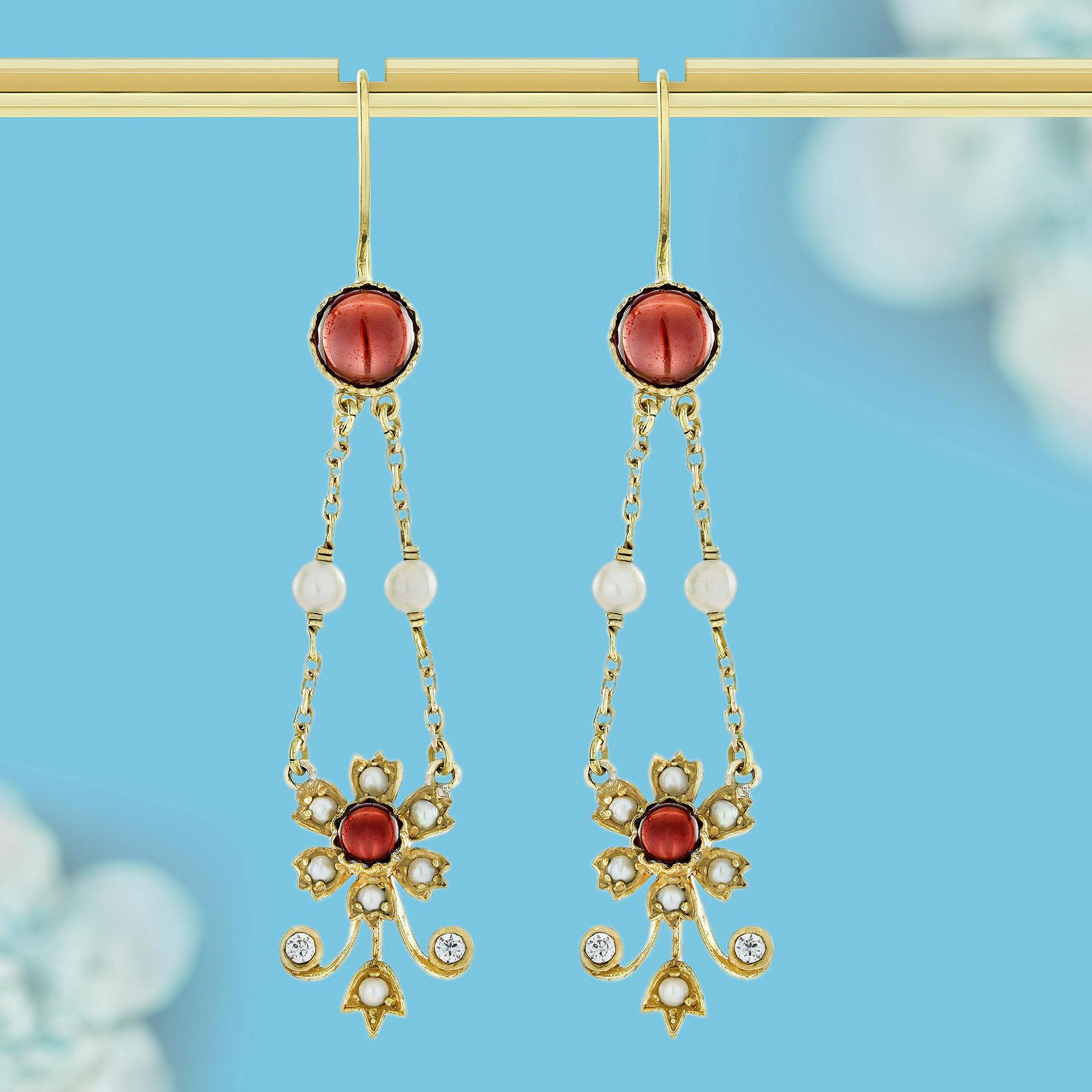 Diese bezaubernden Tropfenohrringe im Vintage-Stil sind mit einem runden Granat an der Spitze versehen, der elegant in Ohrnähe platziert ist. Das Design fließt anmutig mit einer schimmernden Perle, die mit Gold verbunden ist und zu einem