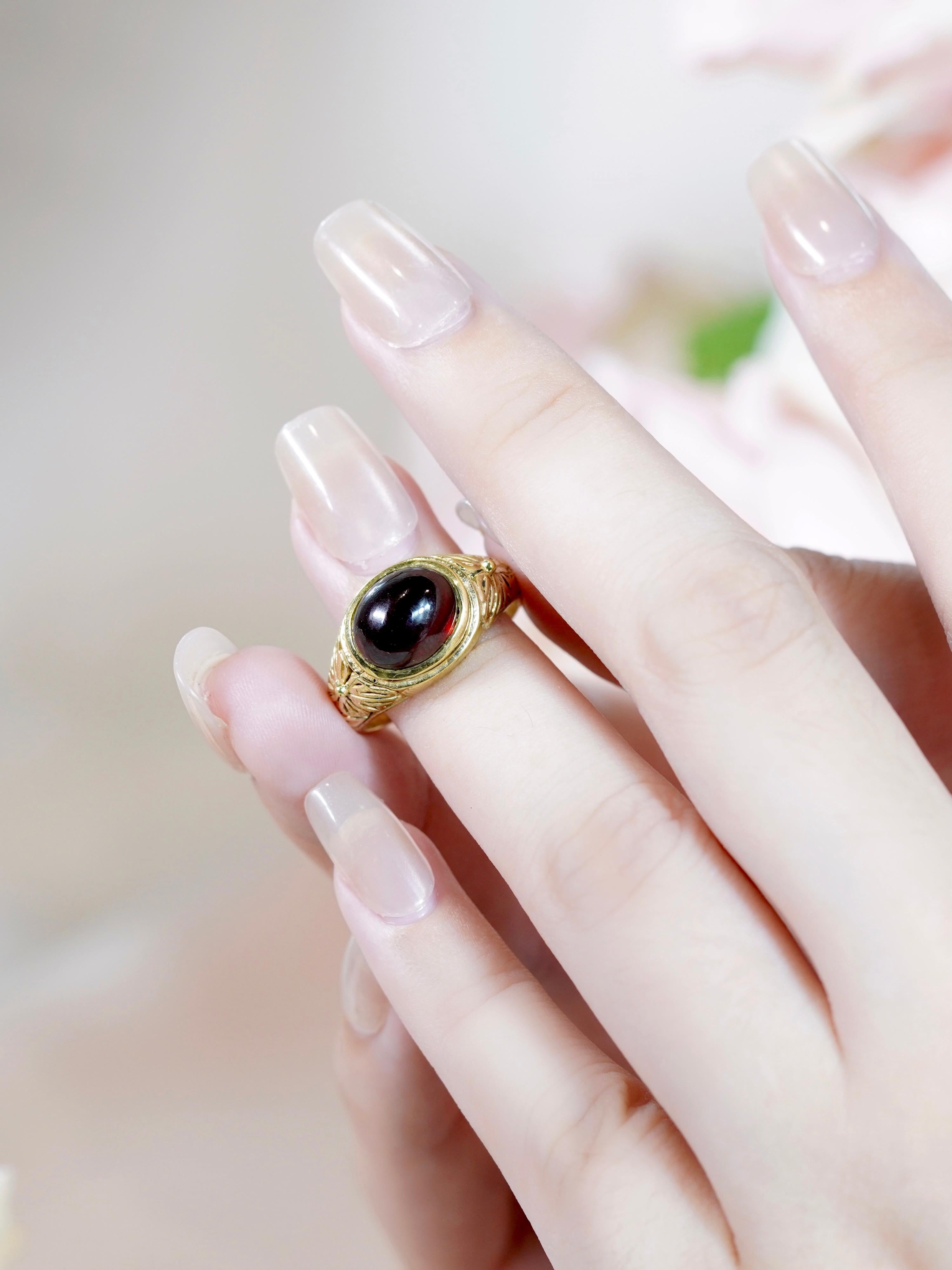Anello stile vintage con granato cabochon in oro giallo massiccio 9 carati in vendita 3