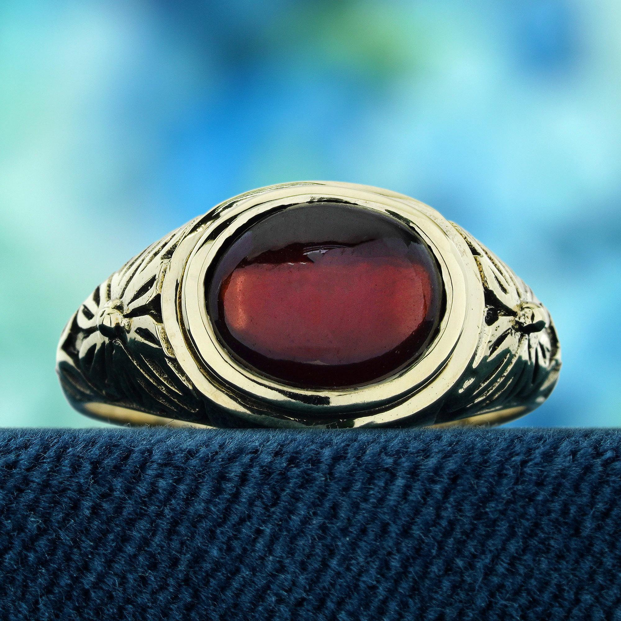 Cette exquise bague de style vintage est ornée d'un riche grenat naturel taillé en cabochon au centre, mettant en valeur sa teinte rouge profond avec une élégance intemporelle. La monture simple mais sophistiquée met en valeur la beauté du grenat,
