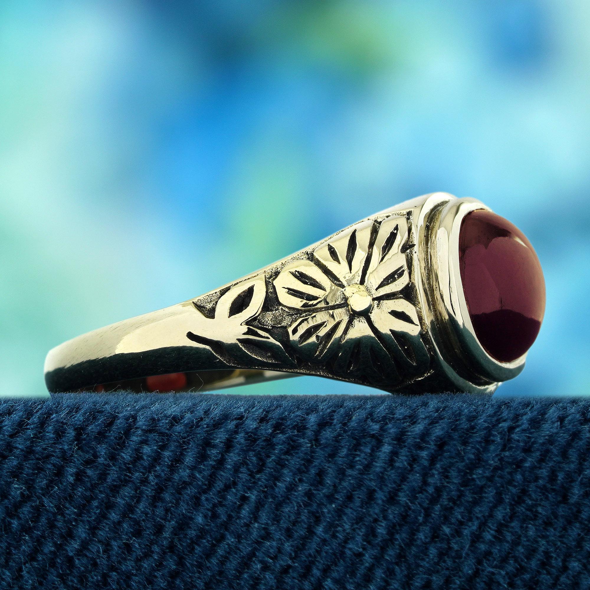Taille cabochon Bague de style vintage en or jaune 9 carats massif avec grenat cabochon en vente