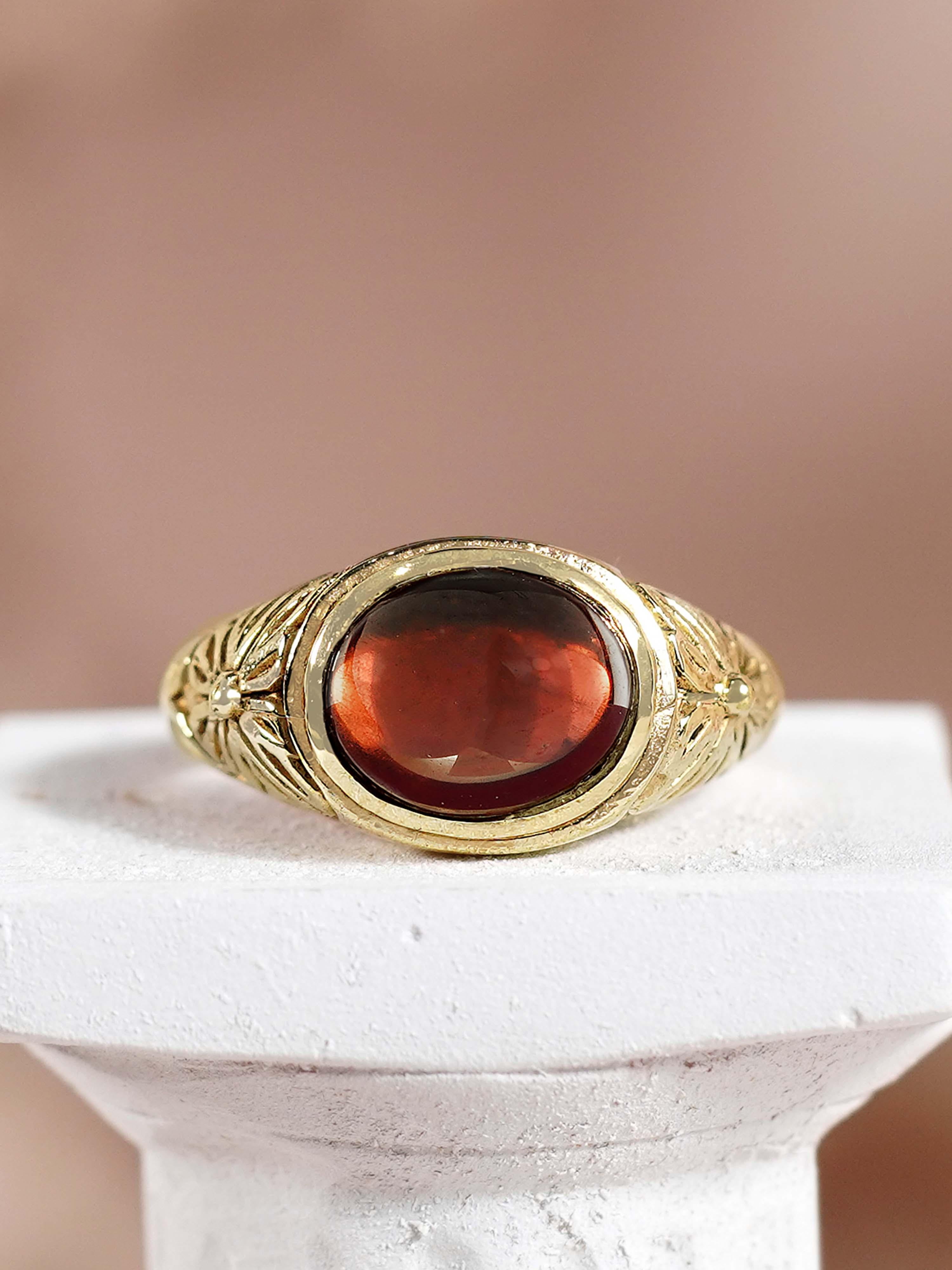 Anello stile vintage con granato cabochon in oro giallo massiccio 9 carati in vendita 1