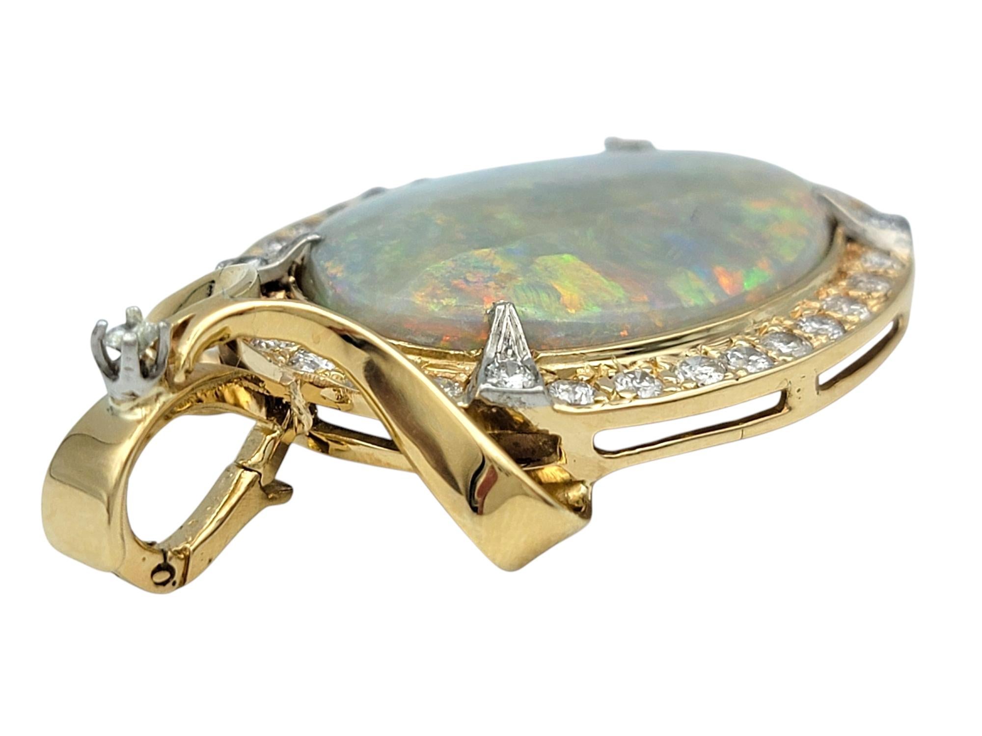 Contemporain Pendentif en or bicolore 14 carats orné d'une opale grise cabochon et d'un halo de diamants en vente