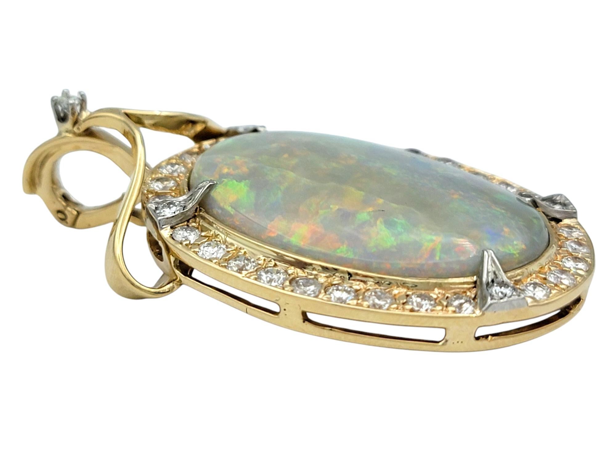 Taille cabochon Pendentif en or bicolore 14 carats orné d'une opale grise cabochon et d'un halo de diamants en vente