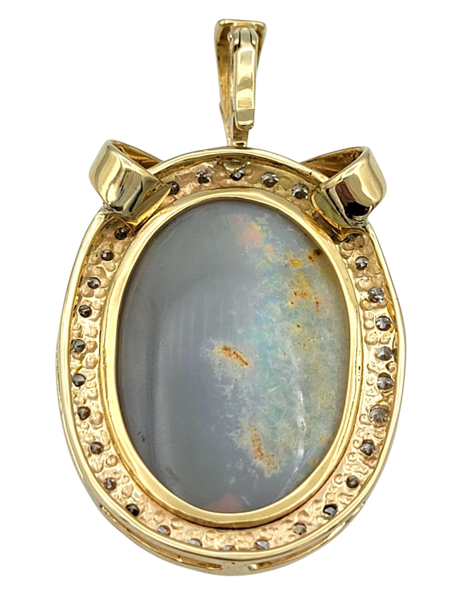 Pendentif en or bicolore 14 carats orné d'une opale grise cabochon et d'un halo de diamants Bon état - En vente à Scottsdale, AZ