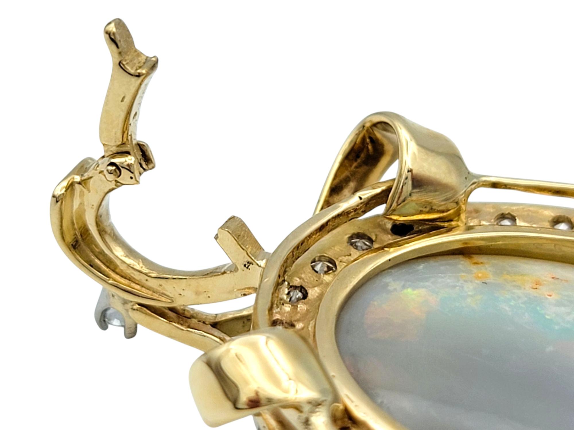 Pendentif en or bicolore 14 carats orné d'une opale grise cabochon et d'un halo de diamants Pour femmes en vente
