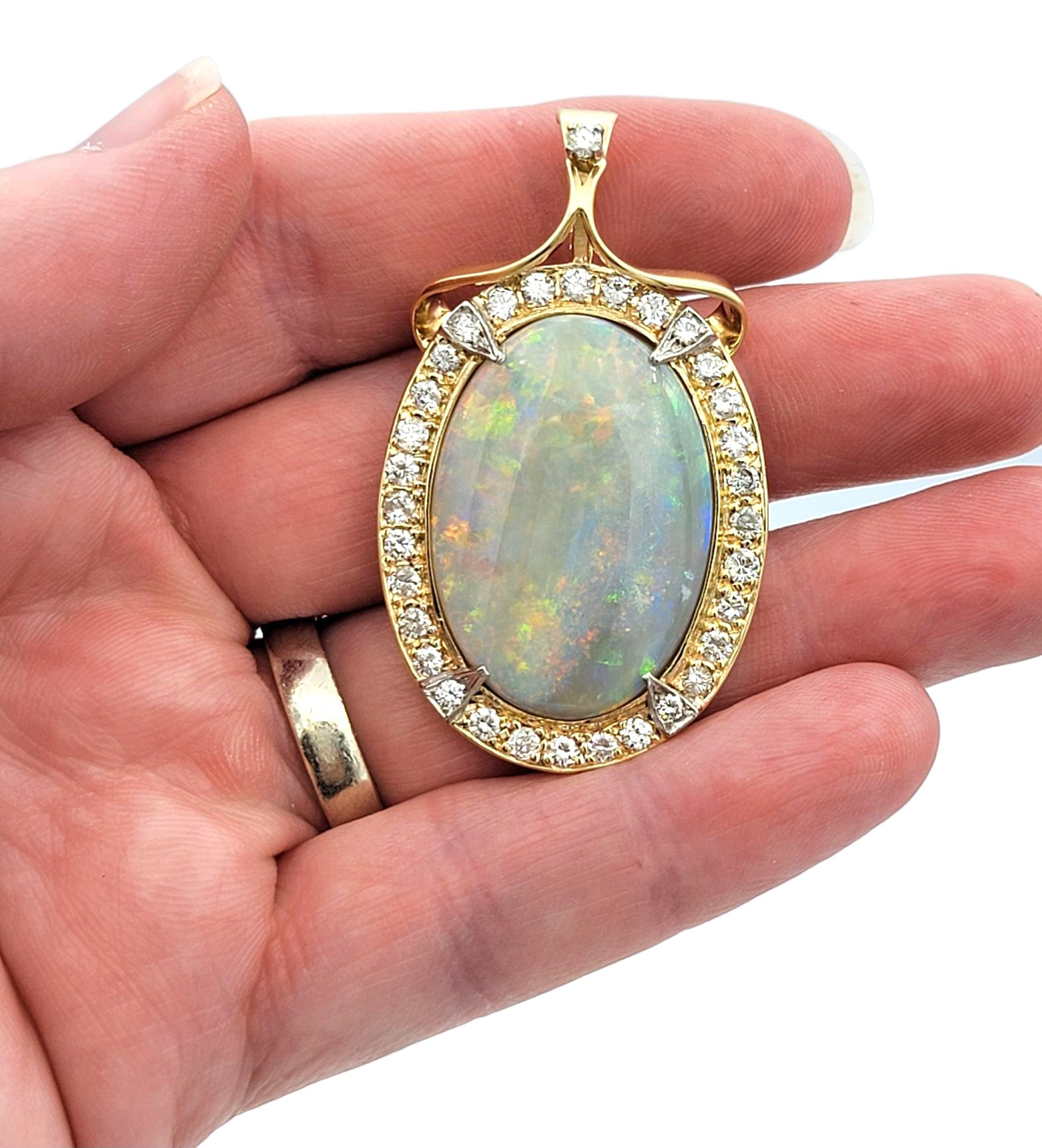Pendentif en or bicolore 14 carats orné d'une opale grise cabochon et d'un halo de diamants en vente 1