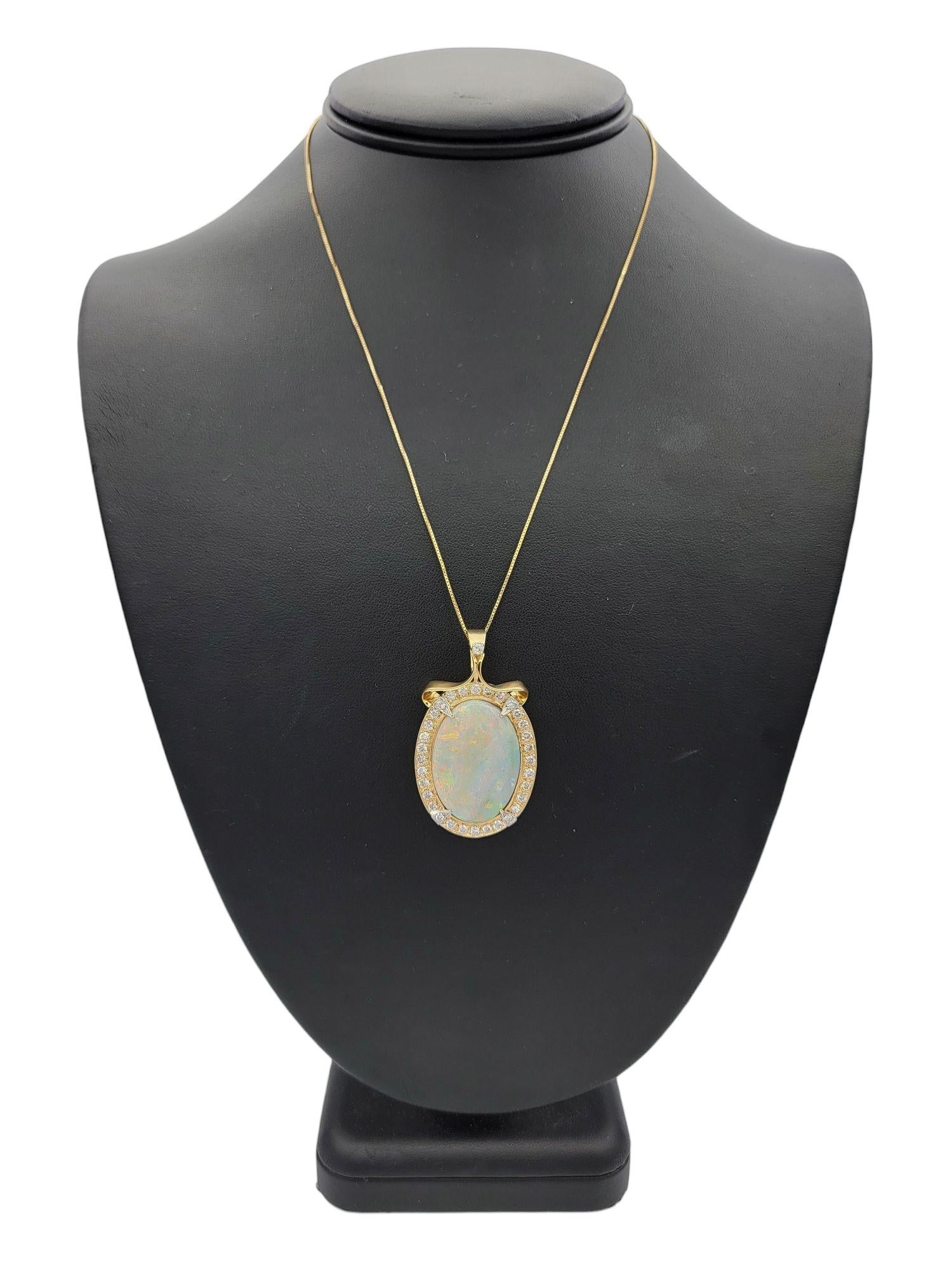 Pendentif en or bicolore 14 carats orné d'une opale grise cabochon et d'un halo de diamants en vente 2