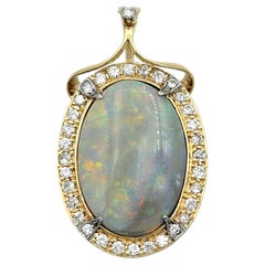 Anhänger mit Cabochon-Grauer Opal und Diamant-Halo-Anhänger aus zweifarbigem 14 Karat Gold