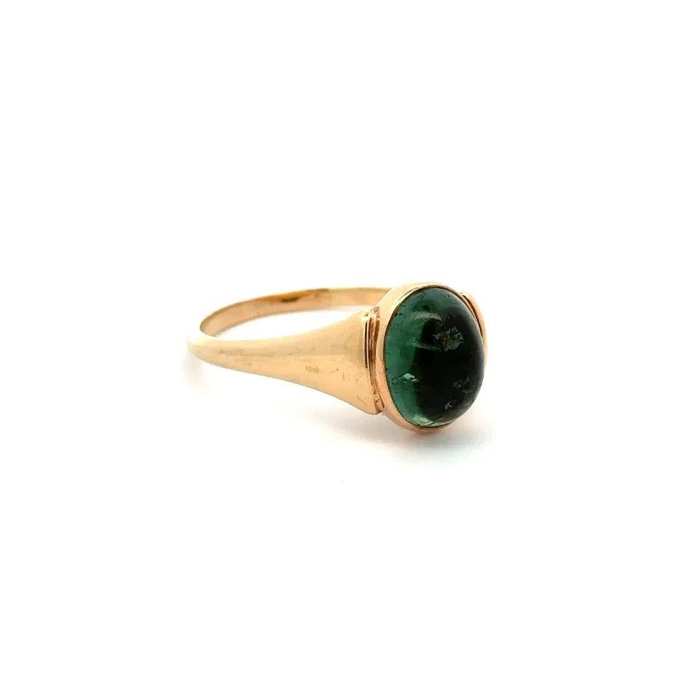 Atractivo Anillo Solitario de Oro Vintage para Caballero, centrado en una Turmalina Verde Cabujón Ovalada engarzada a mano de forma segura. Montura de vástago cónico de oro amarillo de 14 quilates hecha a mano. Dimensiones aprox: 0,40