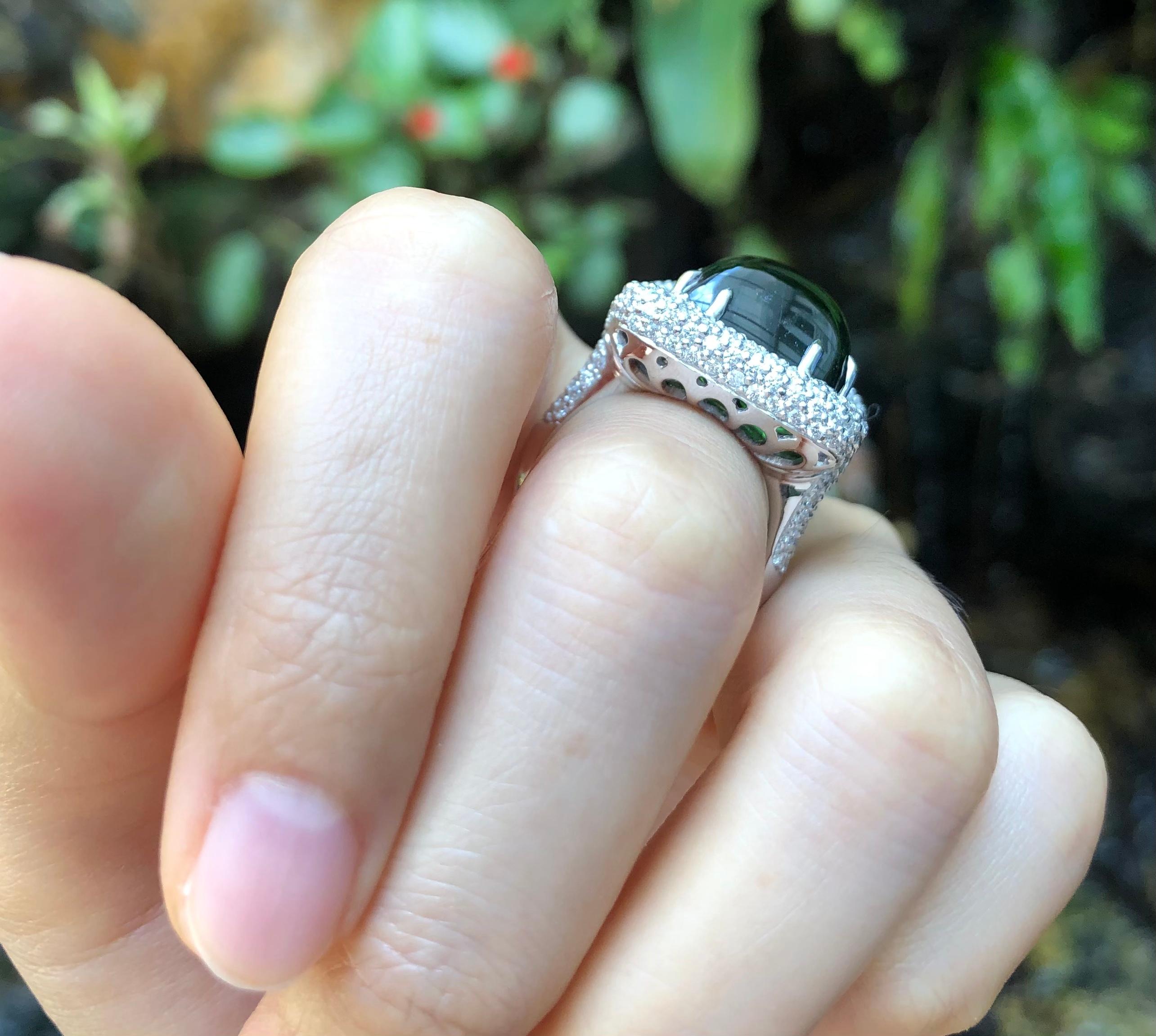 Bague en or blanc 18 carats avec tourmaline verte cabochon et diamant en vente 2