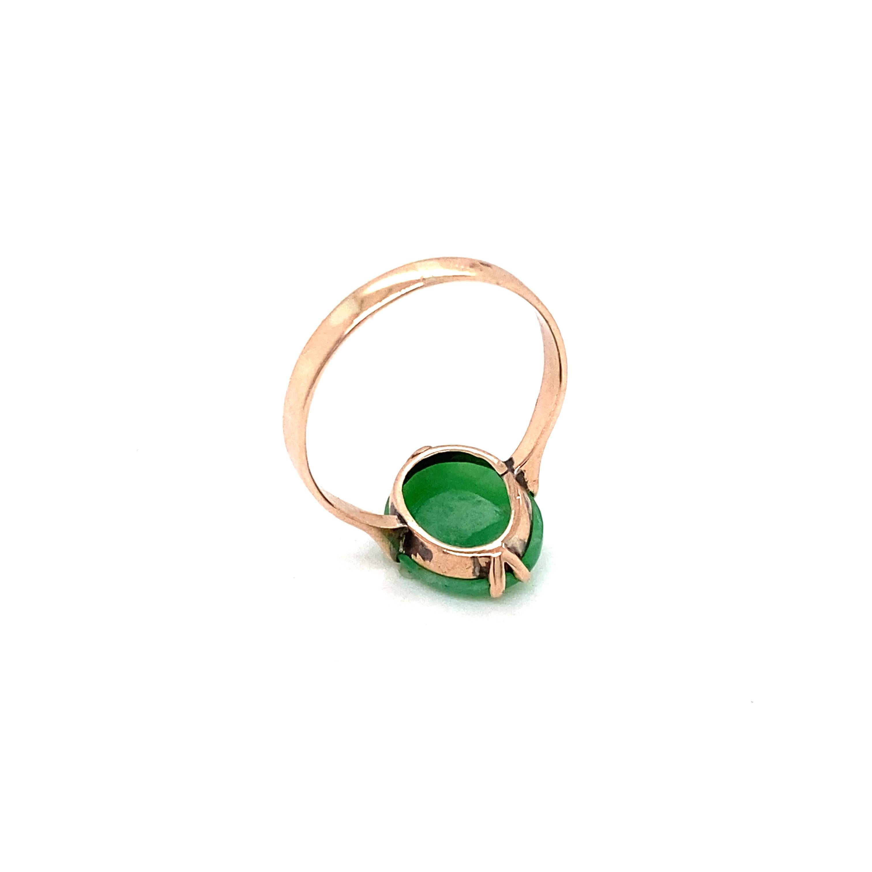Women's or Men's Cabochon Jadeite and 9 Carat Rose Gold Vintage Dress Ring For Sale