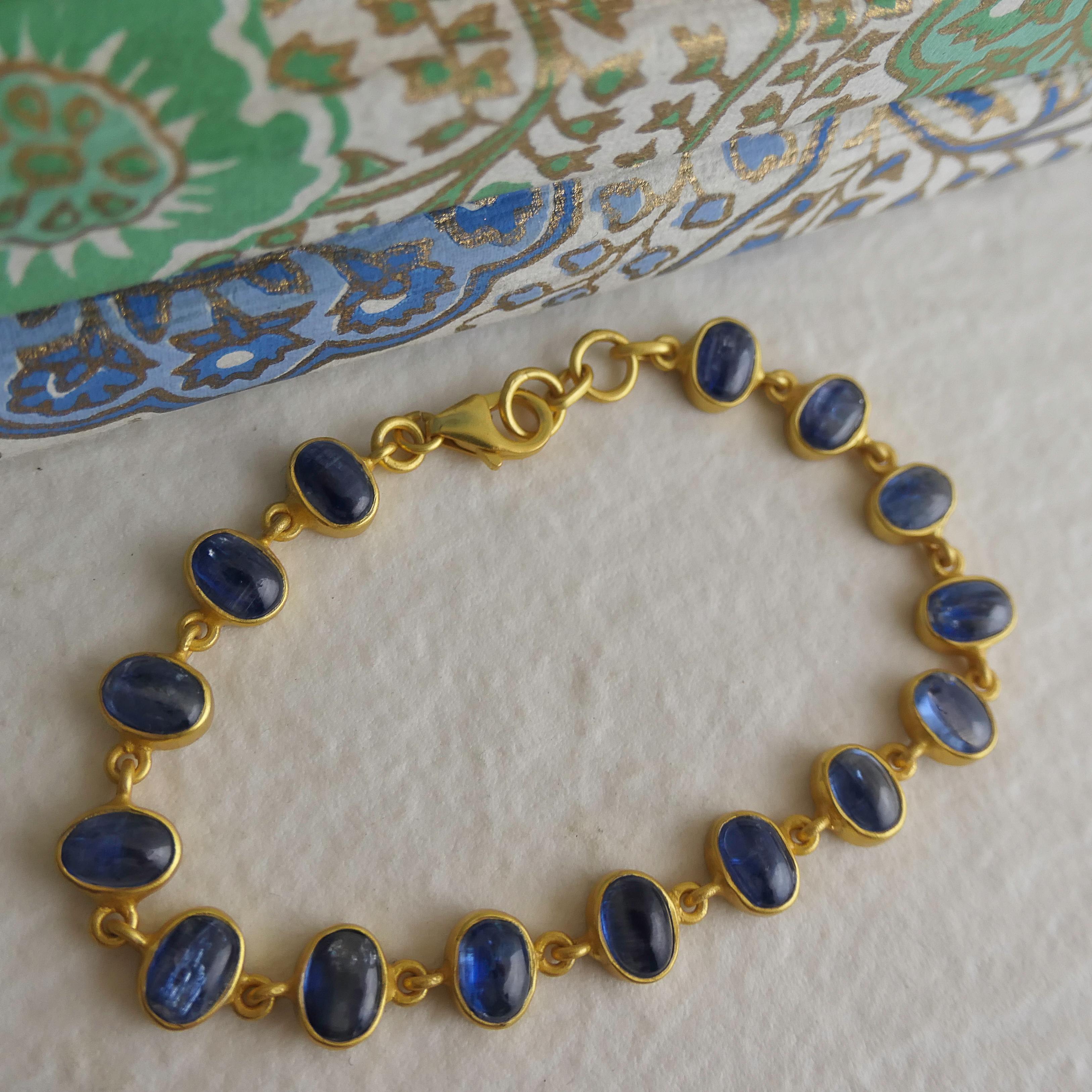 Pulsera de plata de ley chapada en oro con cabujón de cianita Artesano en venta