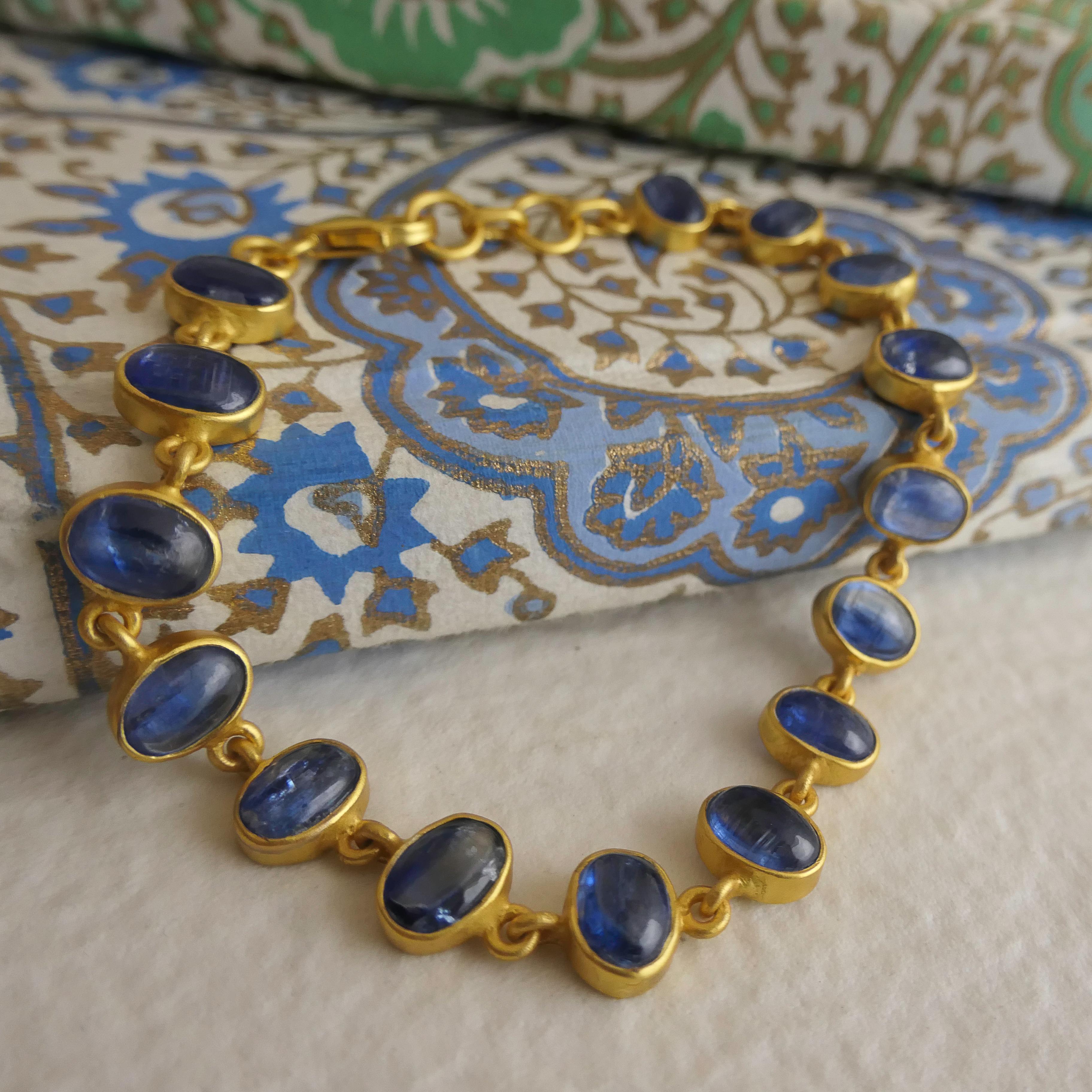 Pulsera de plata de ley chapada en oro con cabujón de cianita en venta 1