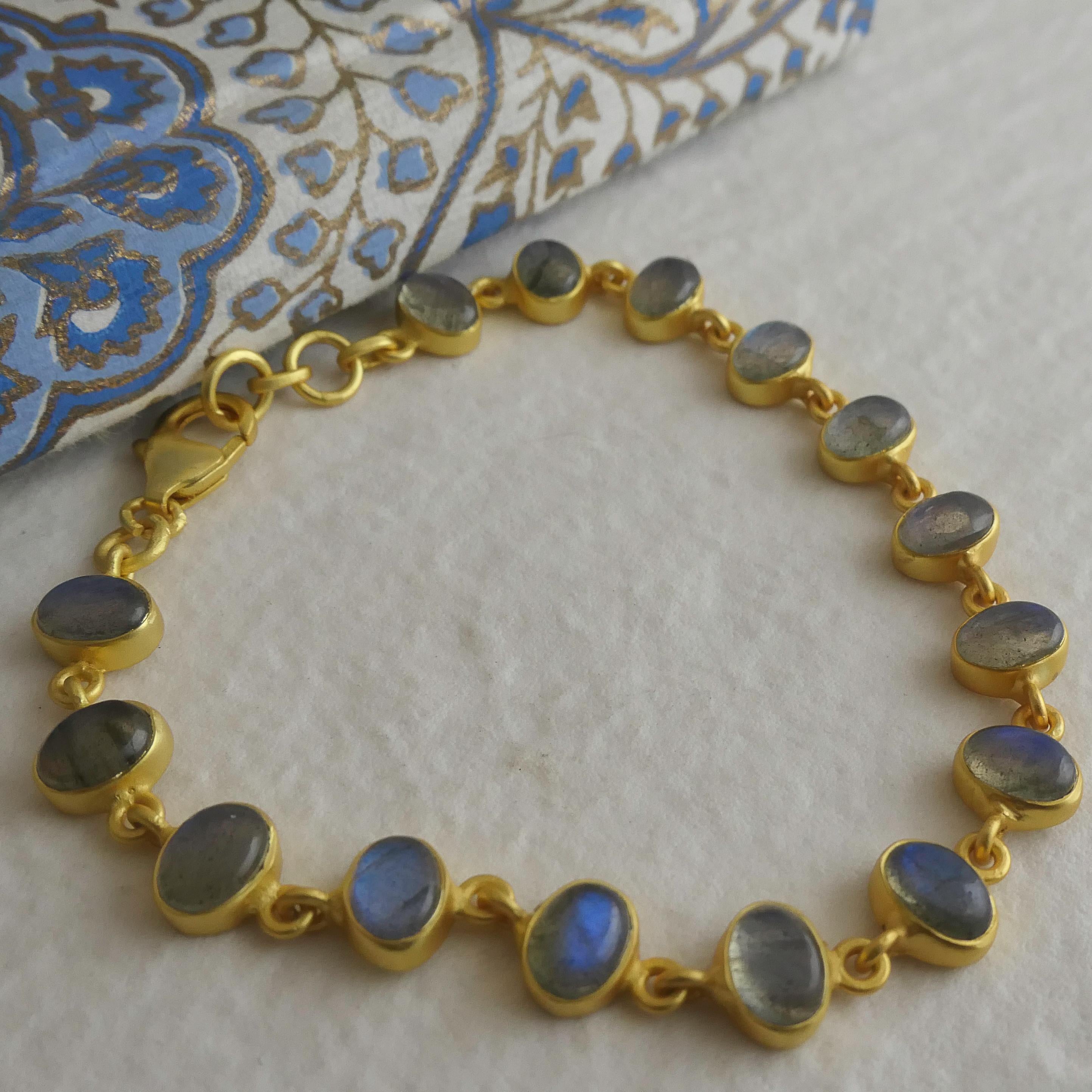 Pulsera de plata de ley chapada en oro con cabujón de labradorita Artesano en venta