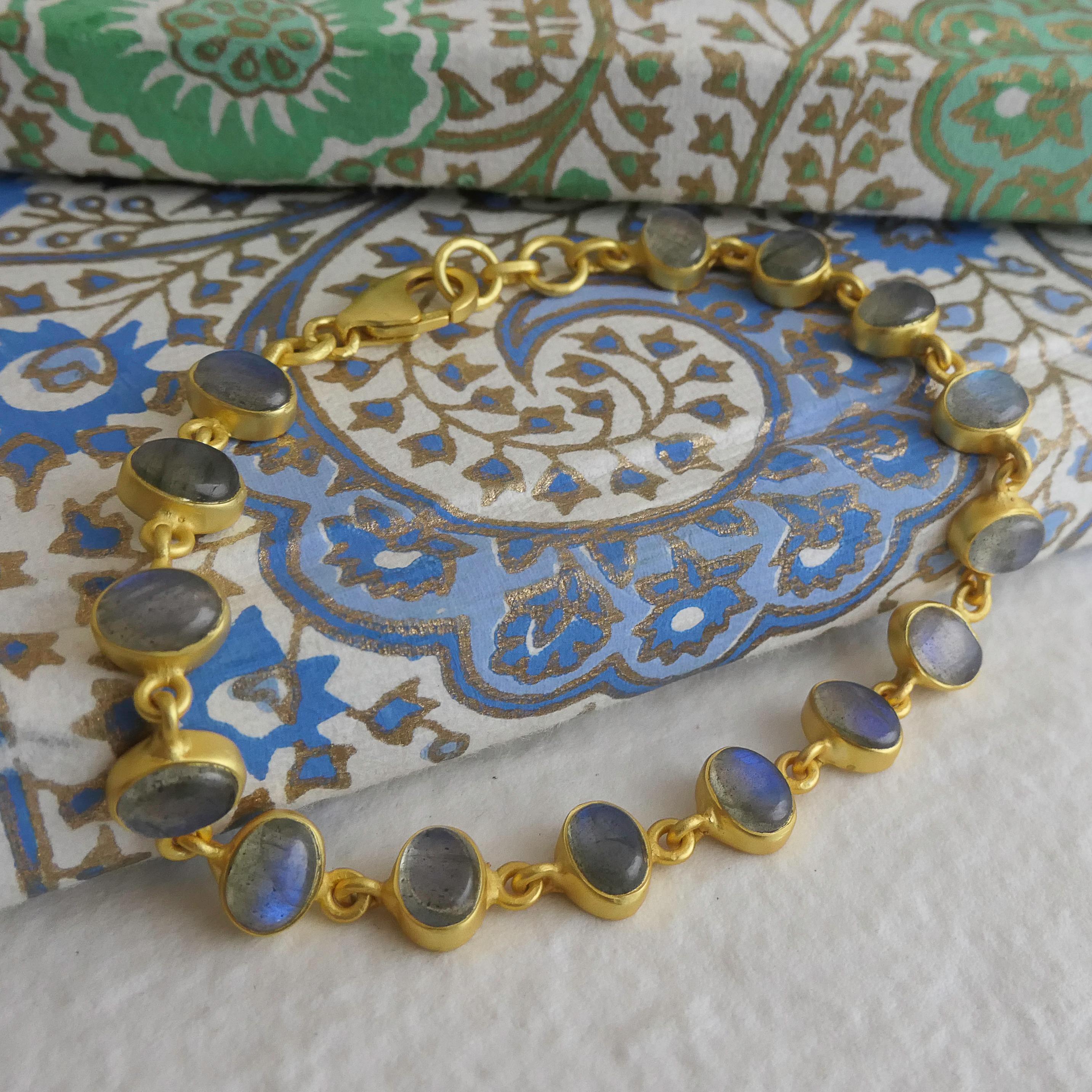 Pulsera de plata de ley chapada en oro con cabujón de labradorita Cabujón en venta