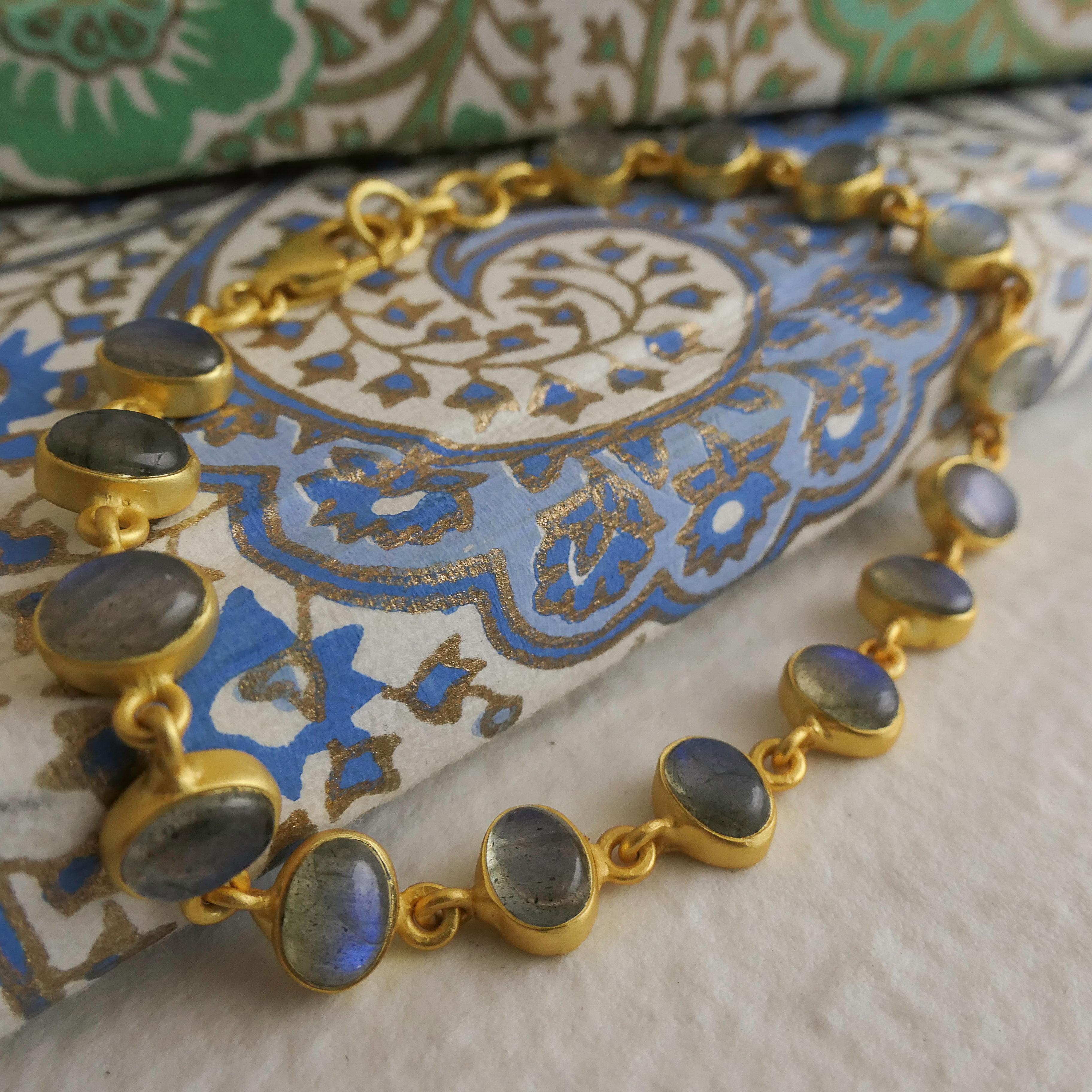 Pulsera de plata de ley chapada en oro con cabujón de labradorita en Nuevo estado para la venta en Oslo, 03