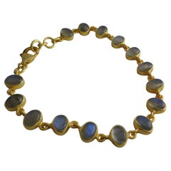 Pulsera de plata de ley chapada en oro con cabujón de labradorita
