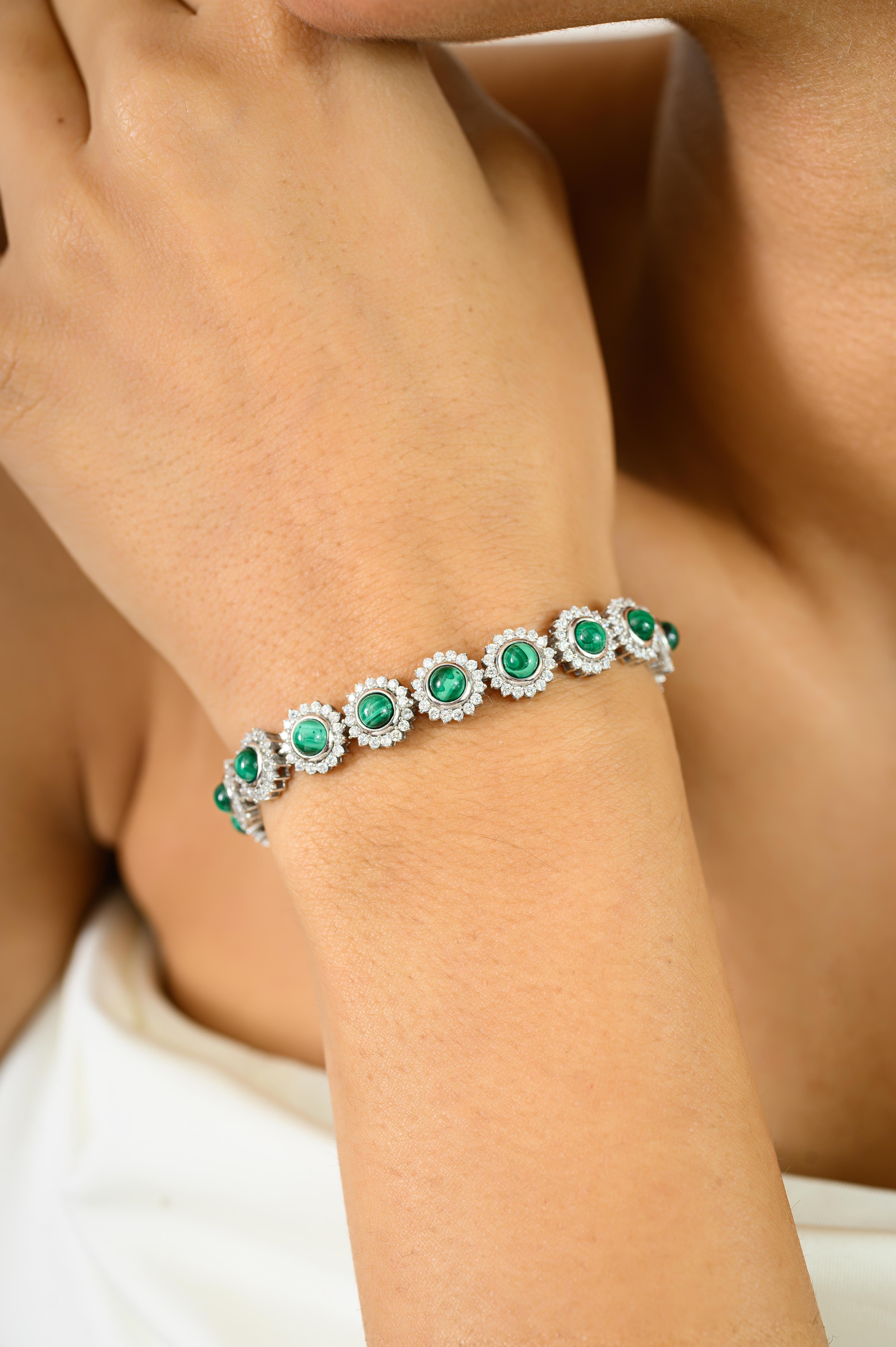 Questo bracciale aureola in argento sterling 925 con malachite cabochon e zirconi scintillanti presenta 10,05 carati di malachite naturale e 5,43 carati di zirconi scintillanti. Ogni cabochon di malachite verde vivo è splendidamente accentuato da