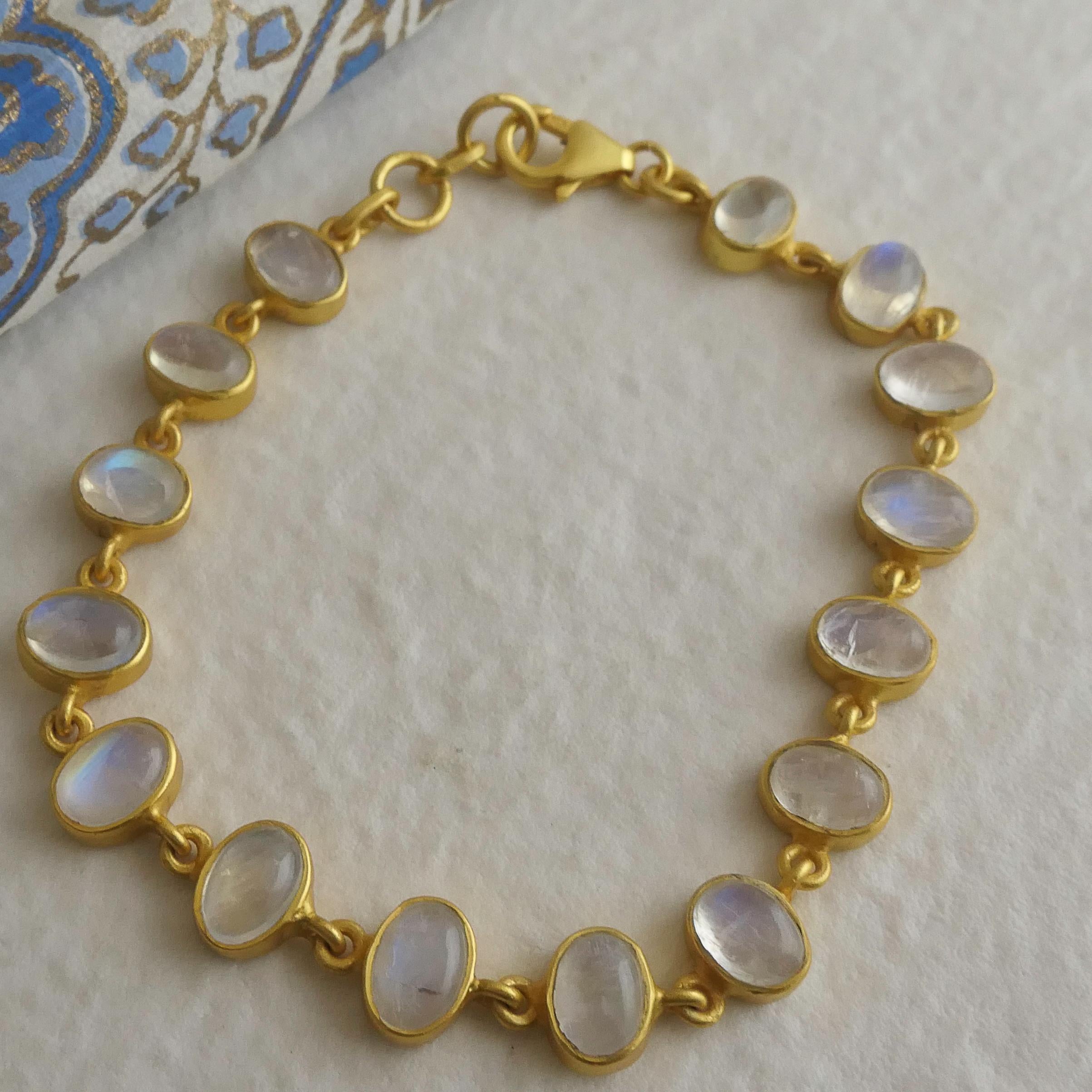 Pulsera de plata de ley chapada en oro con cabujón de piedra lunar Artesano en venta
